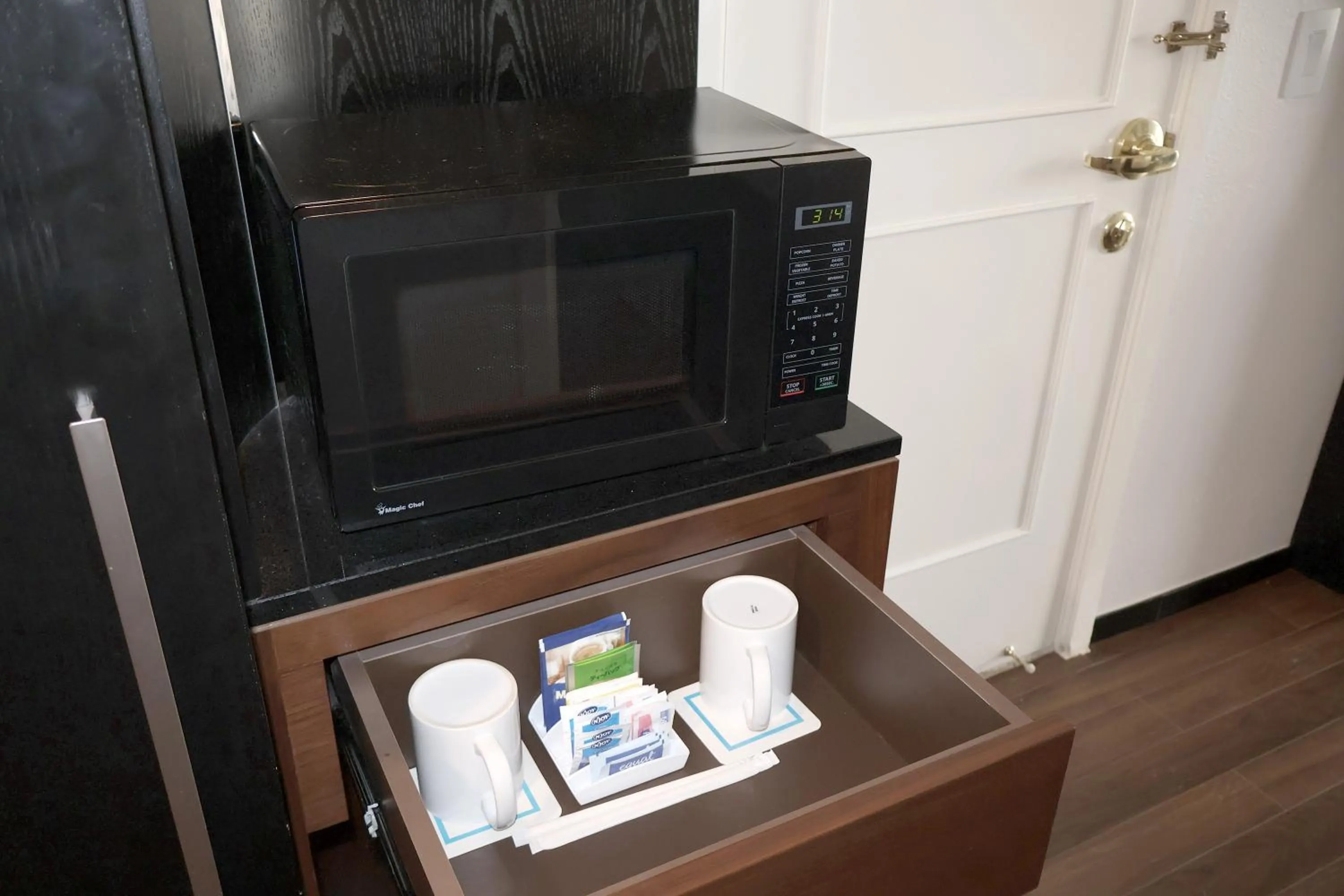 microwave in Hilton Guam Resort & Spa