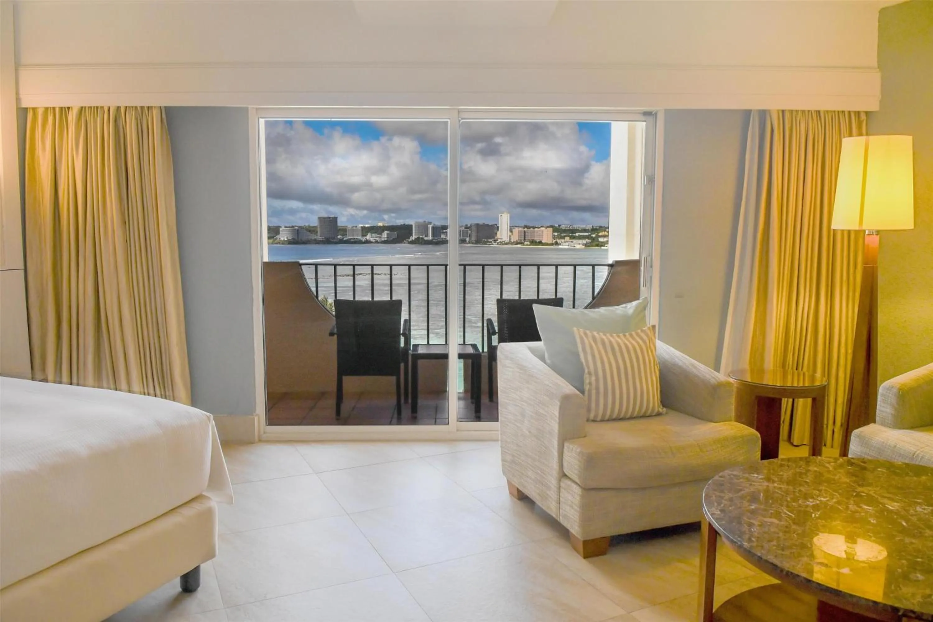 Living room, Bed in Hilton Guam Resort & Spa