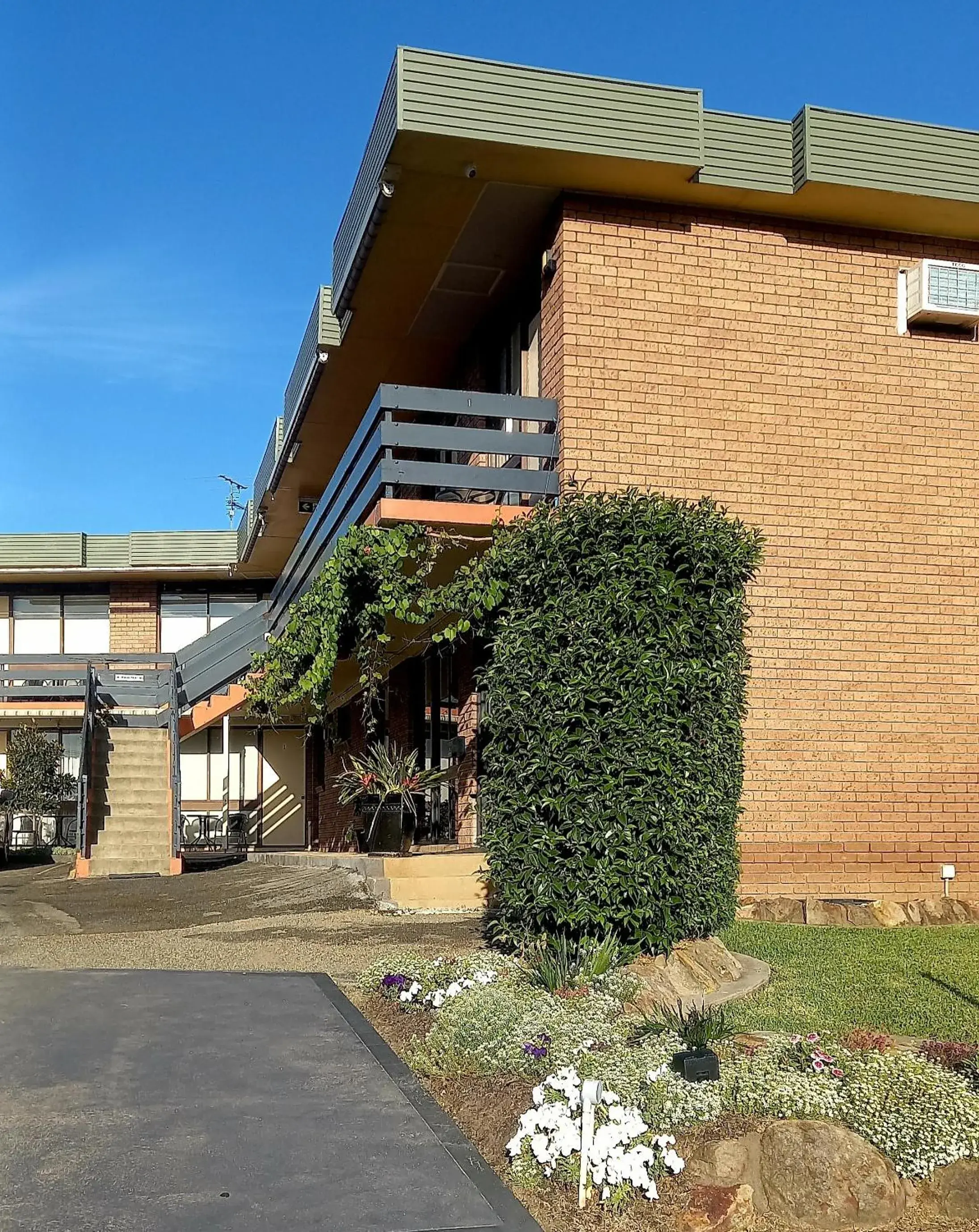 Property building in Cessnock Vintage Motor Inn Property building in Cessnock Vintage Motor Inn