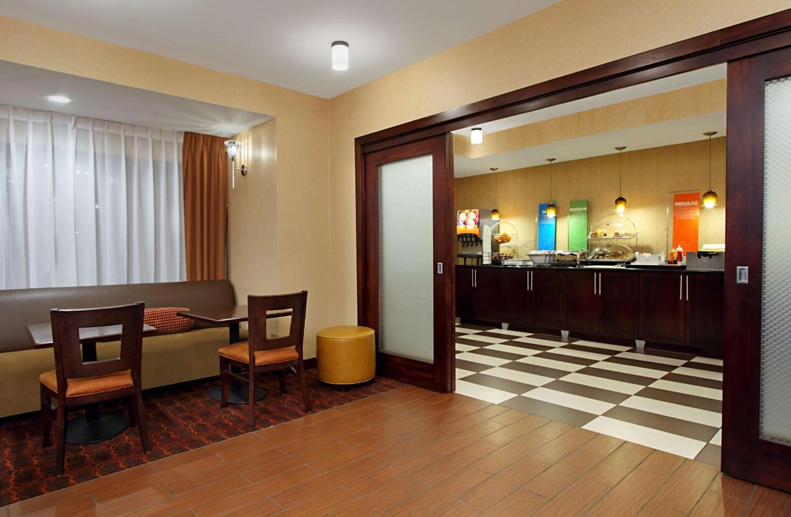 Dining area in Hampton Inn Columbus-International Airport