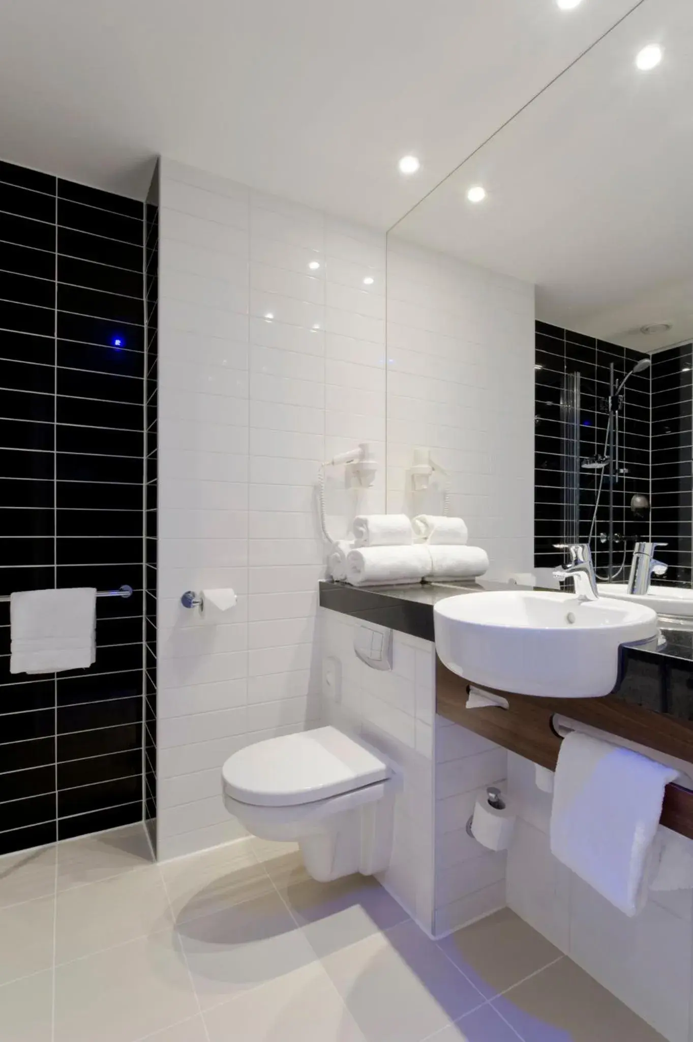 Bathroom in Holiday Inn Express Utrecht - Papendorp by IHG Bathroom in Holiday Inn Express Utrecht - Papendorp by IHG