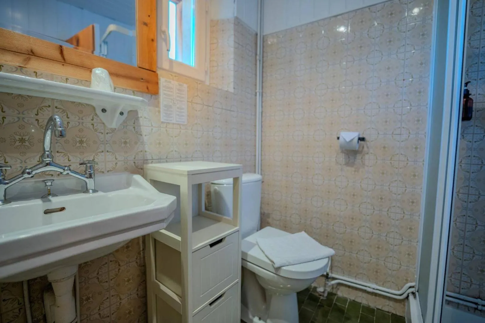 Shower in Hôtel du Centre