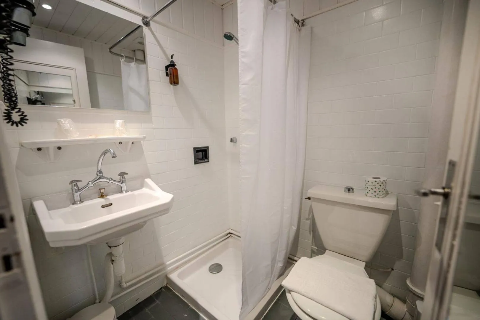 Shower in Hôtel du Centre