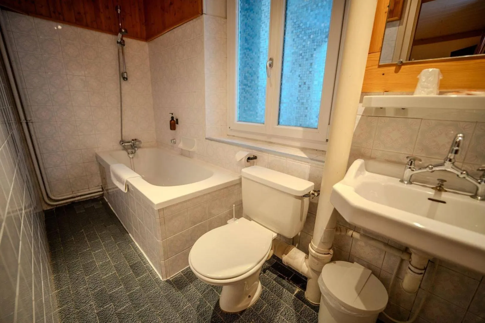 Toilet in Hôtel du Centre