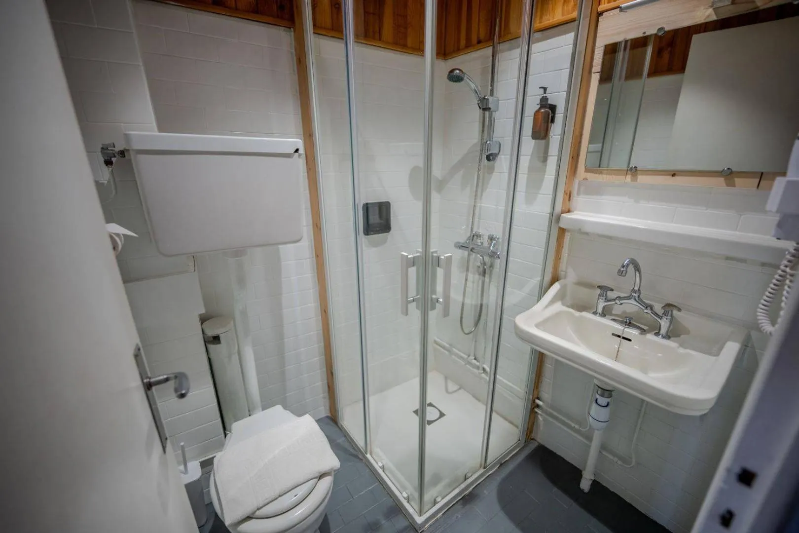 Shower in Hôtel du Centre