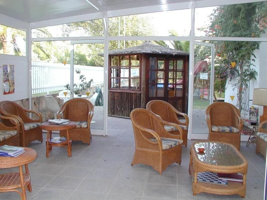Communal lounge/ TV room in Apartamentos Leo