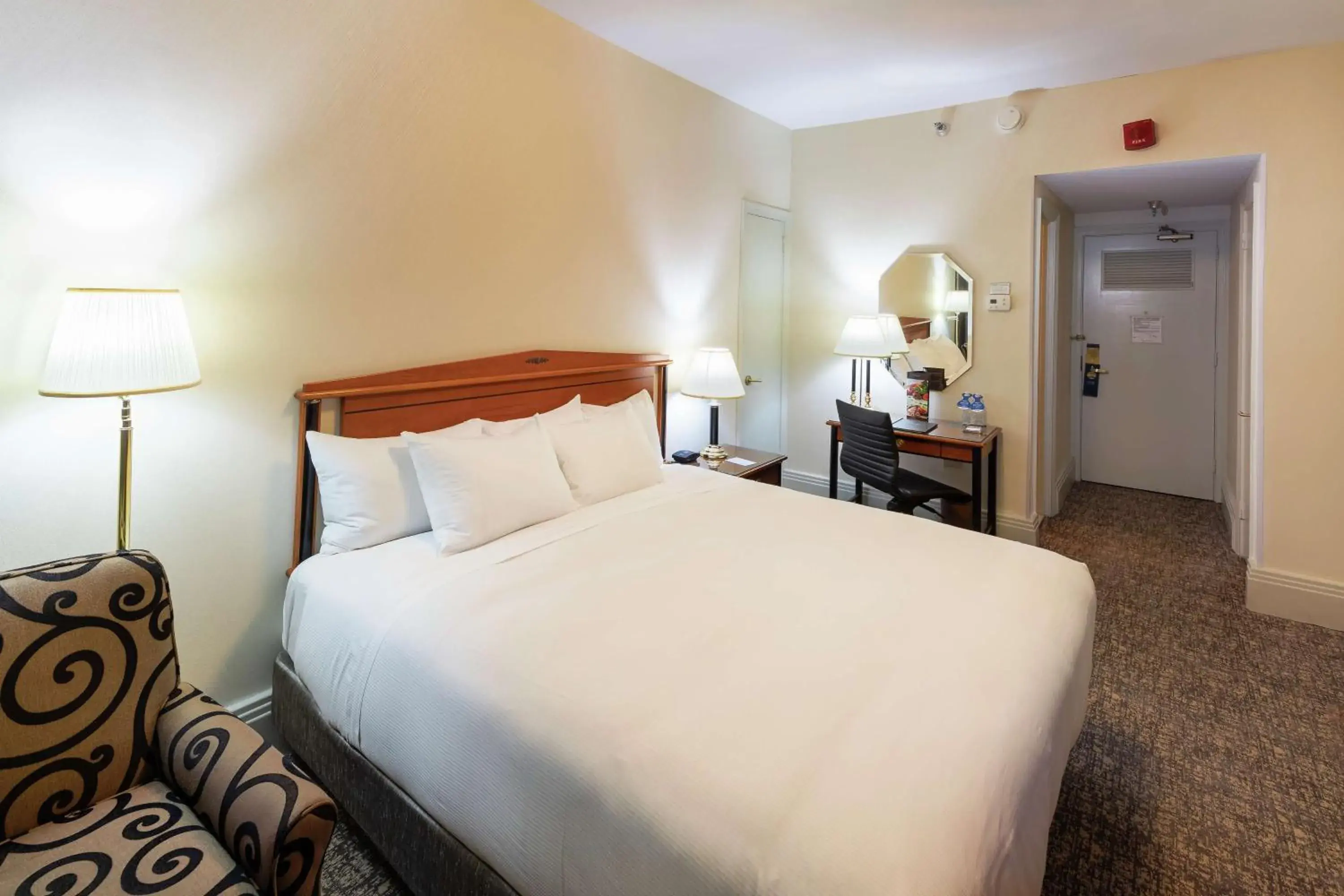 Photo of the whole room, Bed in Hilton Cincinnati Netherland Plaza Photo of the whole room, Bed in Hilton Cincinnati Netherland Plaza