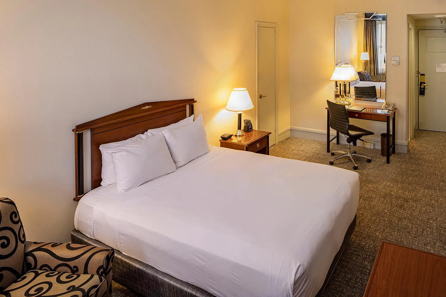 Photo of the whole room, Bed in Hilton Cincinnati Netherland Plaza