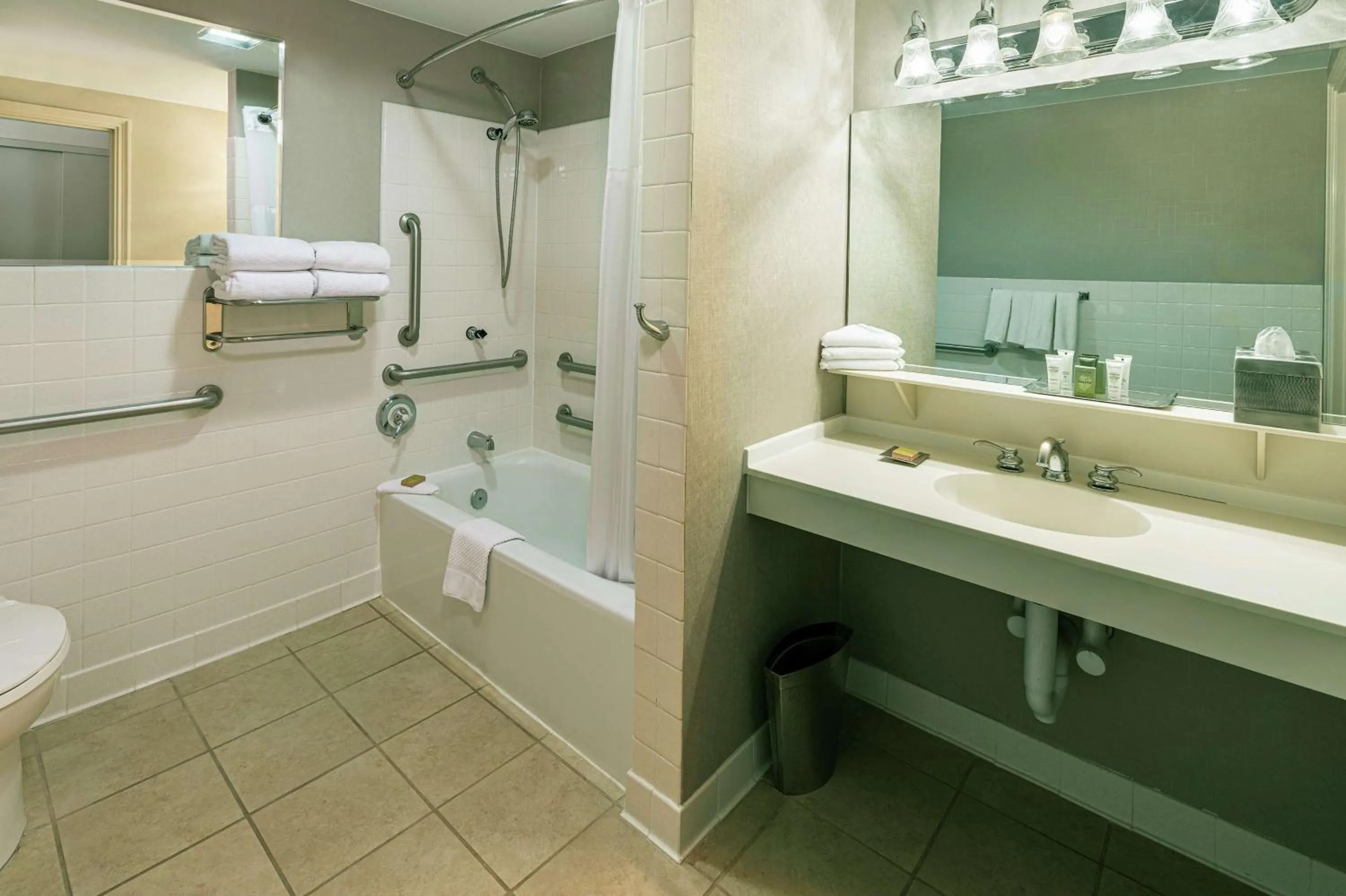 Bathroom in Hilton Cincinnati Netherland Plaza