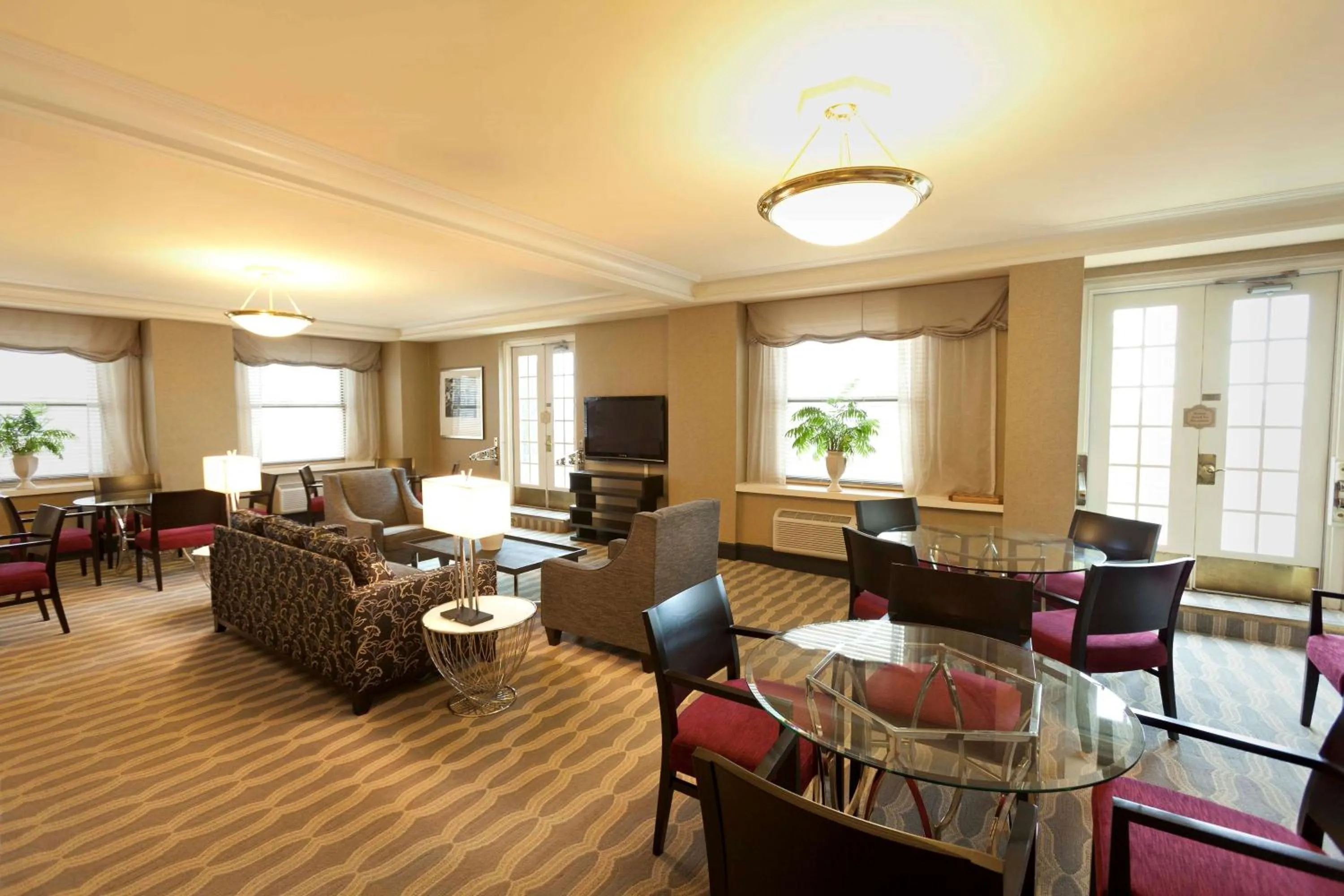 Lounge or bar in Hilton Cincinnati Netherland Plaza