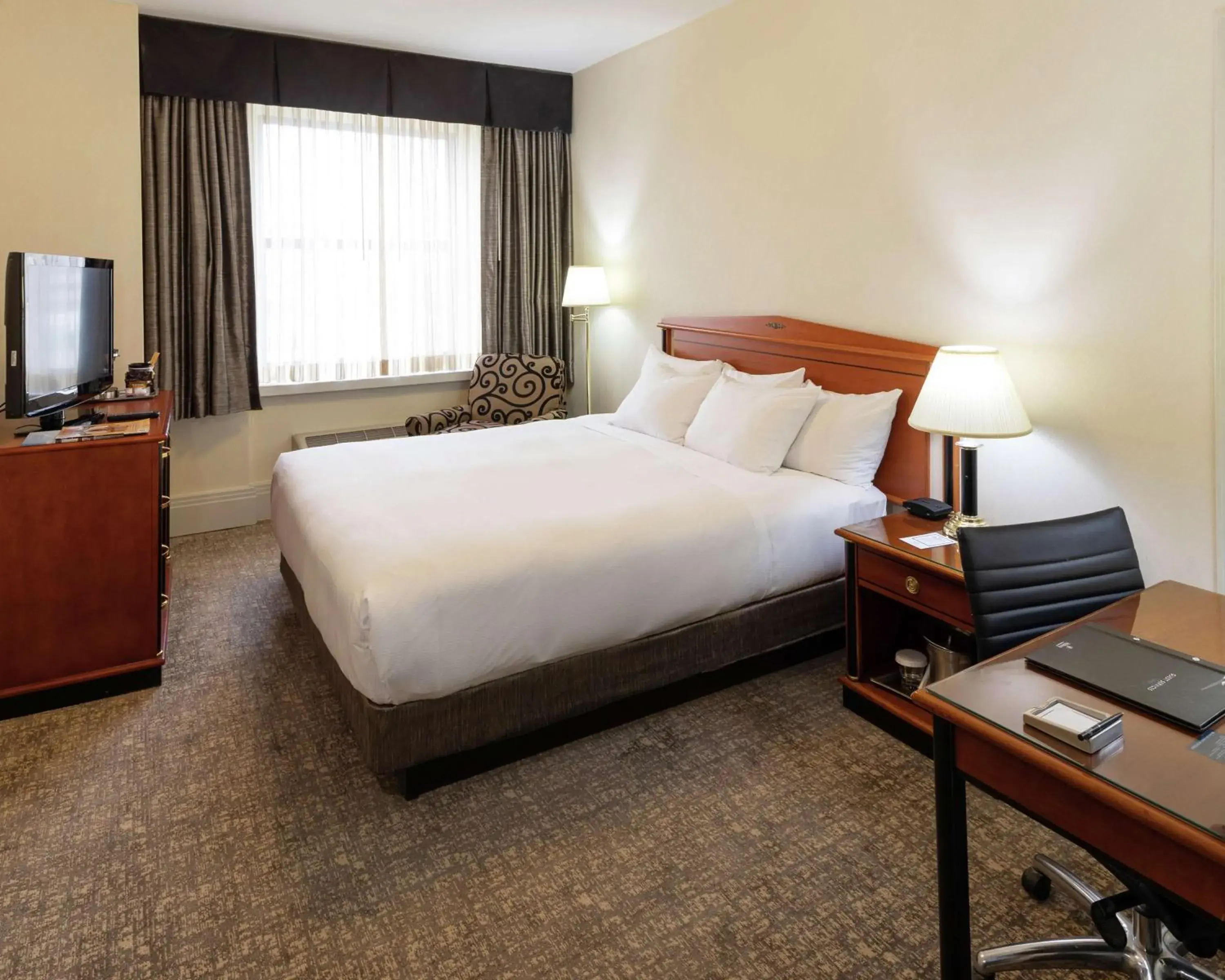Bed in Hilton Cincinnati Netherland Plaza Bed in Hilton Cincinnati Netherland Plaza