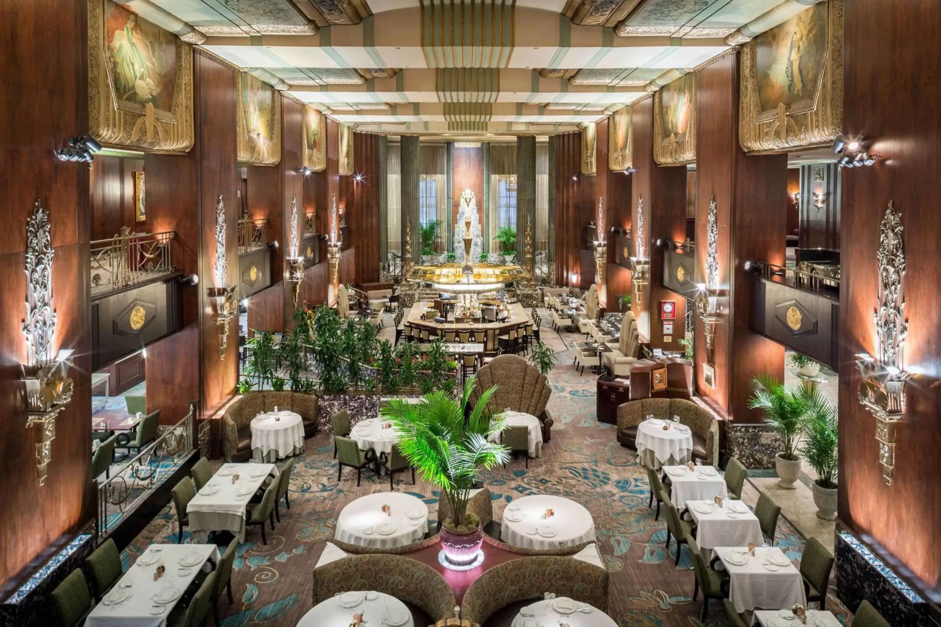Lounge or bar in Hilton Cincinnati Netherland Plaza Lounge or bar in Hilton Cincinnati Netherland Plaza