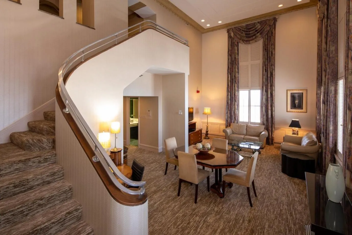 TV and multimedia in Hilton Cincinnati Netherland Plaza