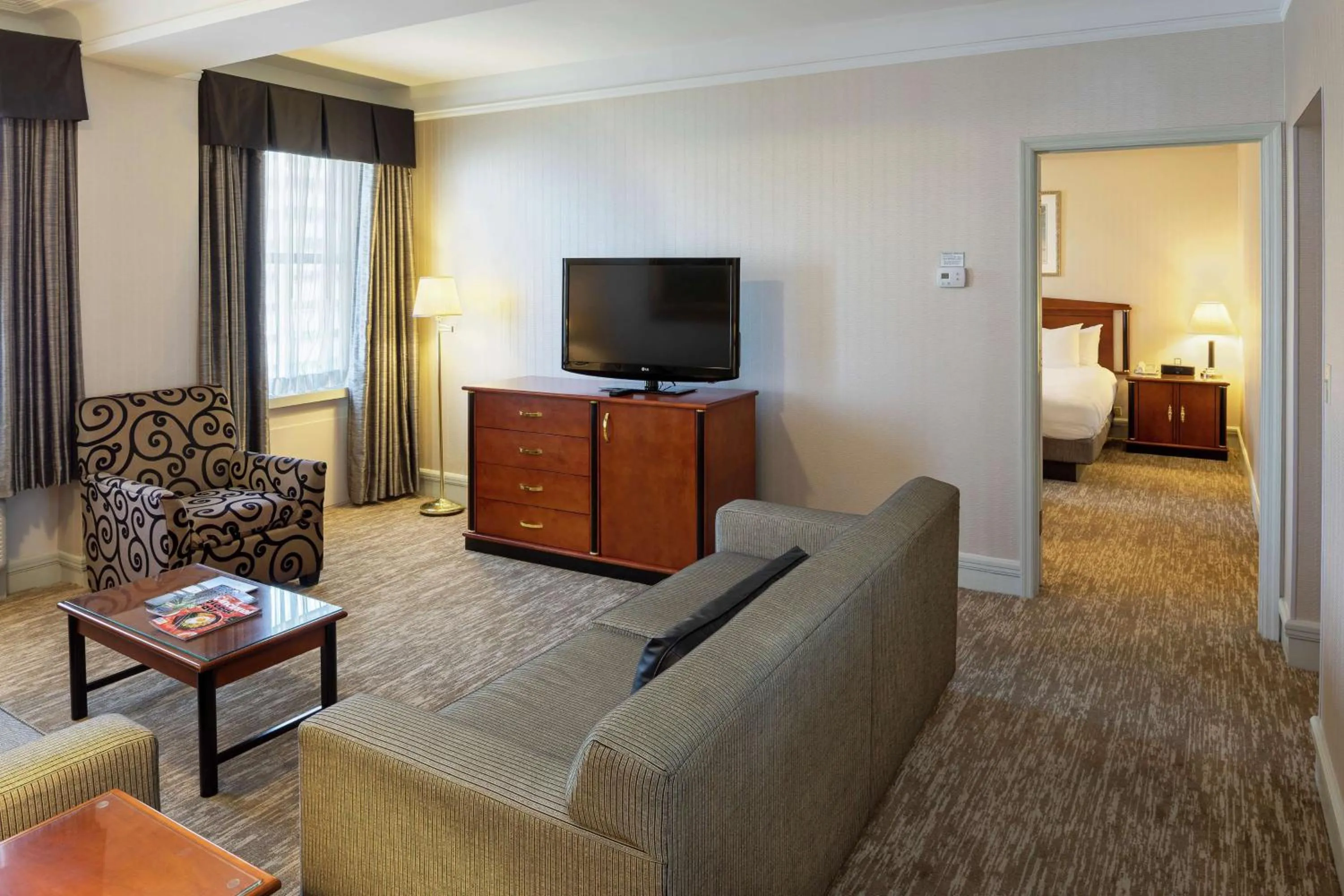 Living room, Bed in Hilton Cincinnati Netherland Plaza