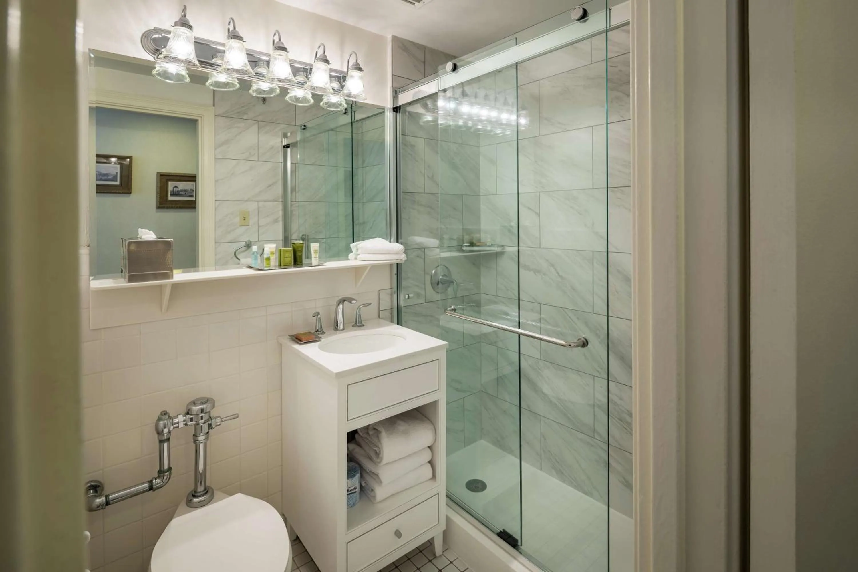 Bathroom in Hilton Cincinnati Netherland Plaza