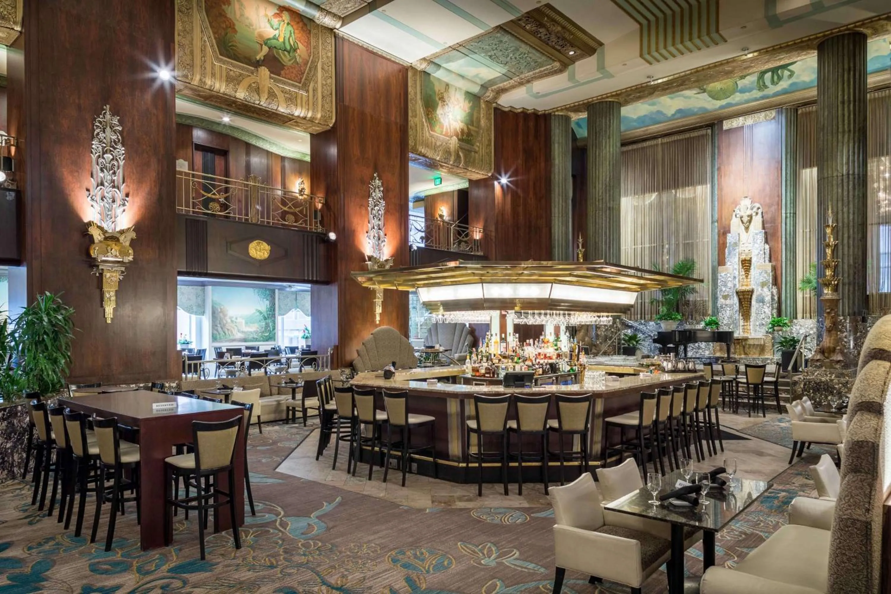 Lounge or bar in Hilton Cincinnati Netherland Plaza