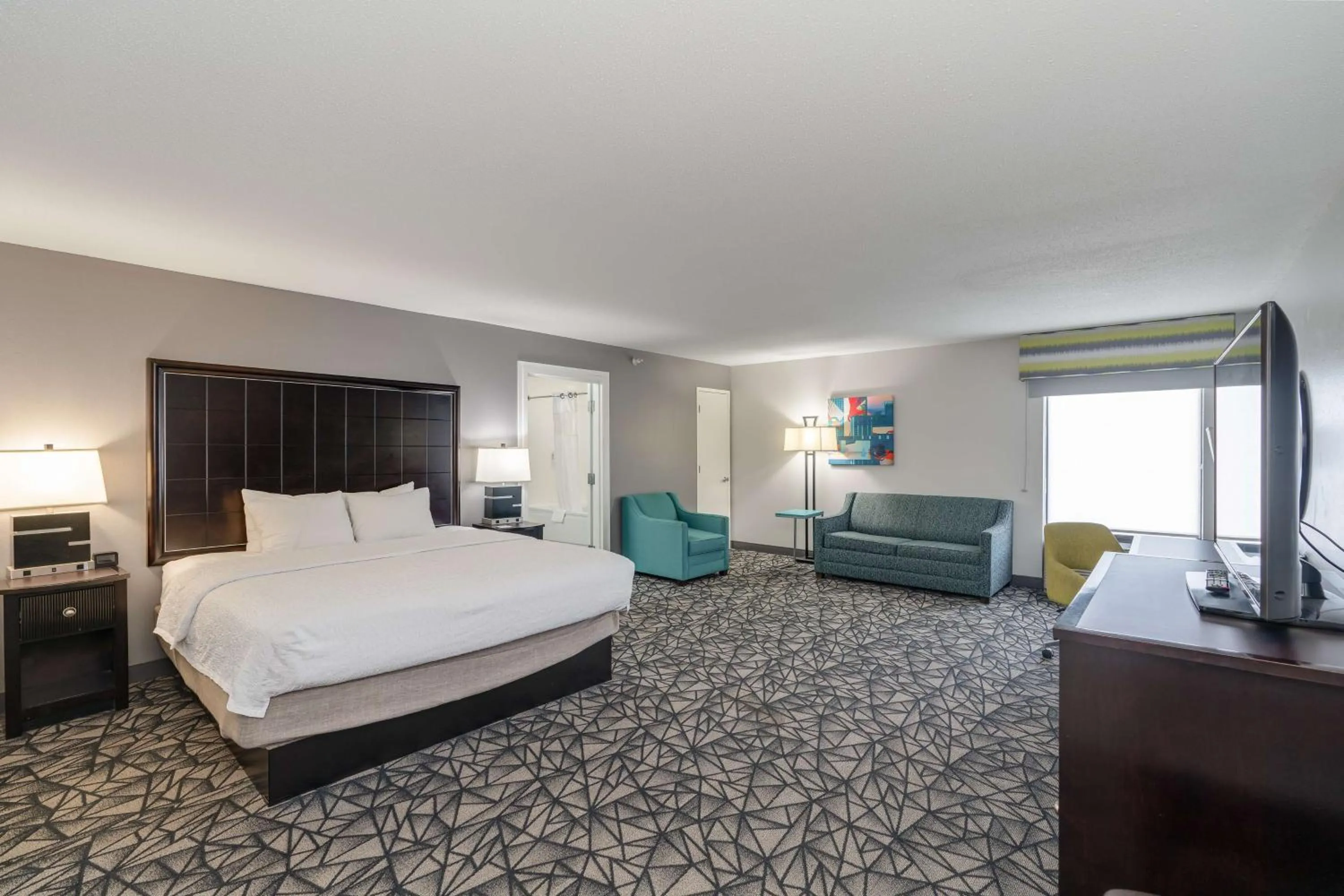 Living room, Bed in Hampton Inn Bloomington West