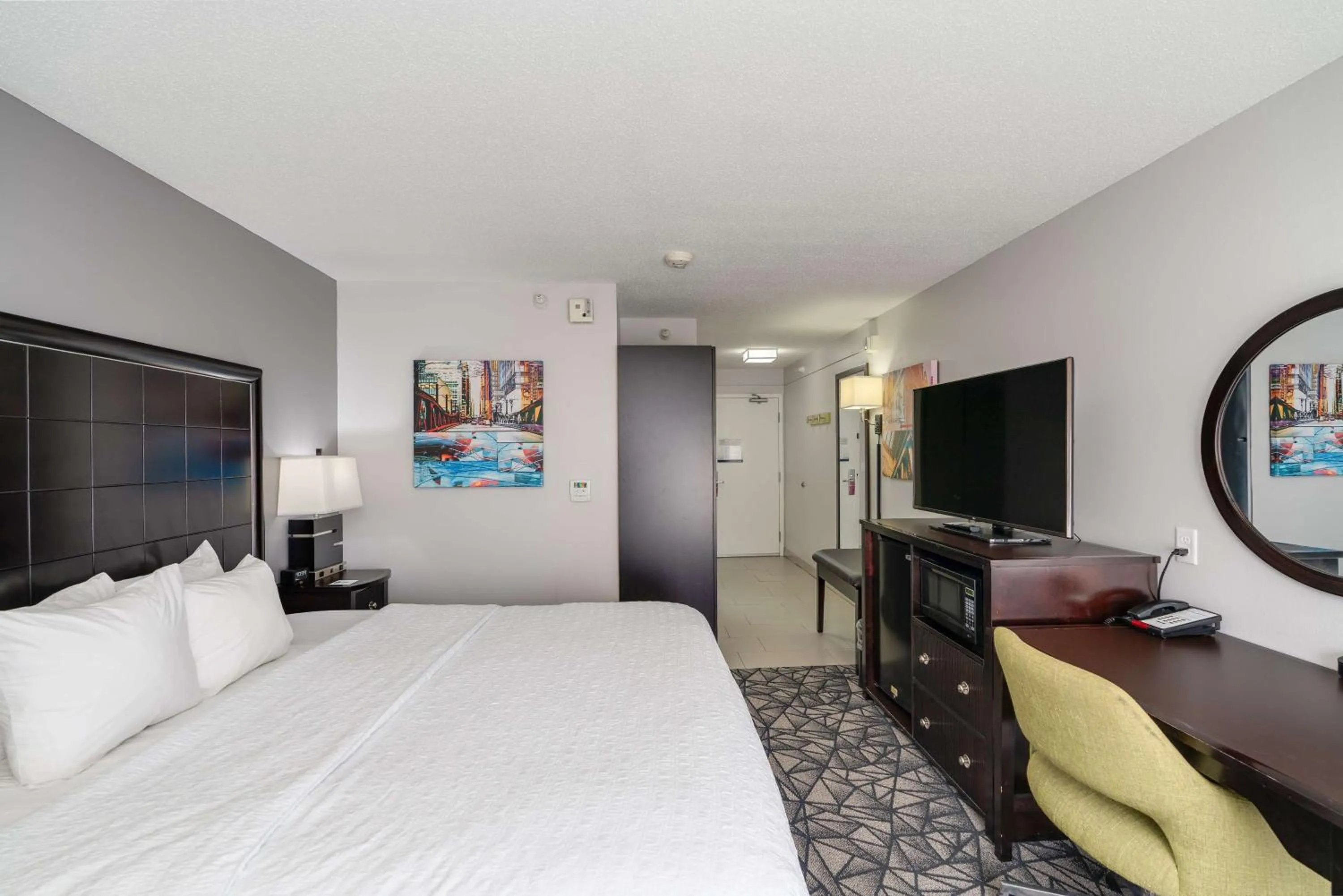 Photo of the whole room, Bed in Hampton Inn Bloomington West