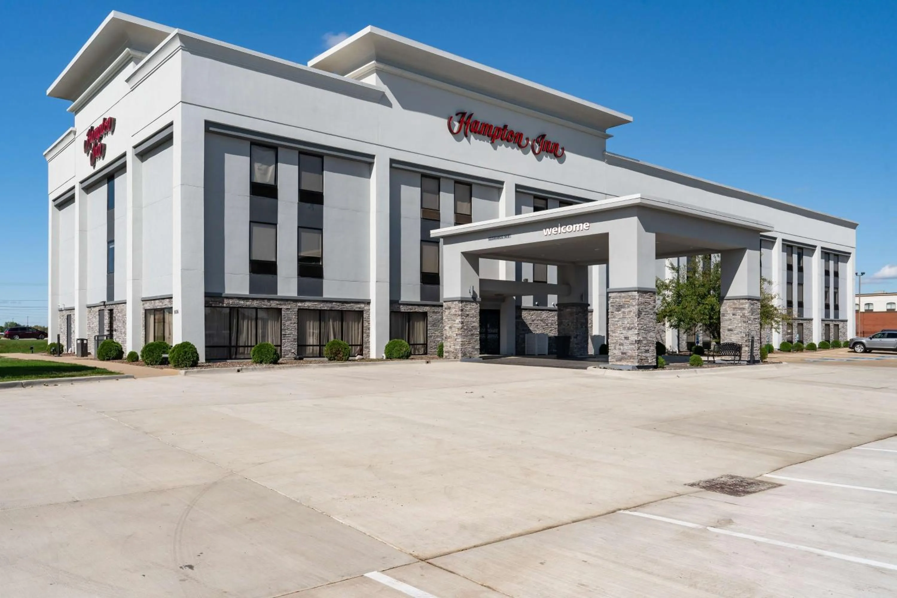 Property building in Hampton Inn Bloomington West