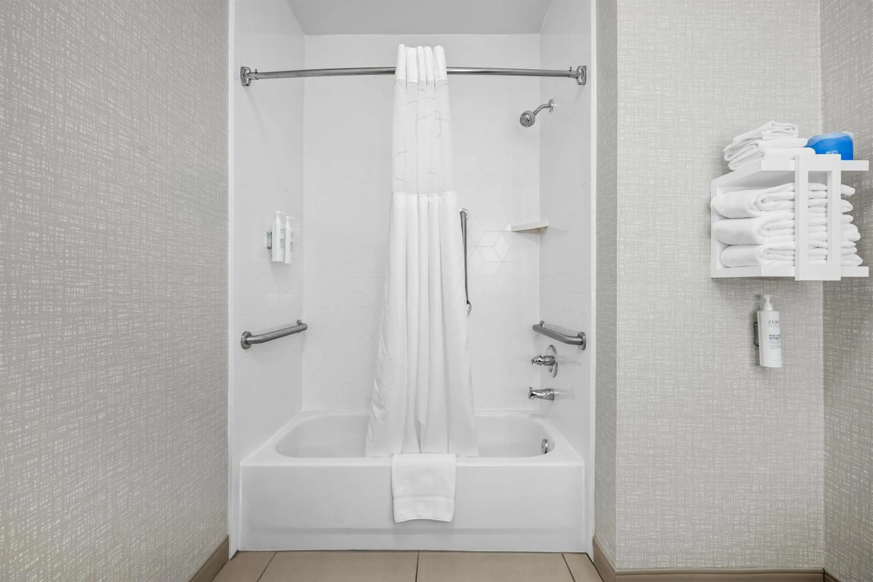 Bathroom in Hampton Inn Bloomington West