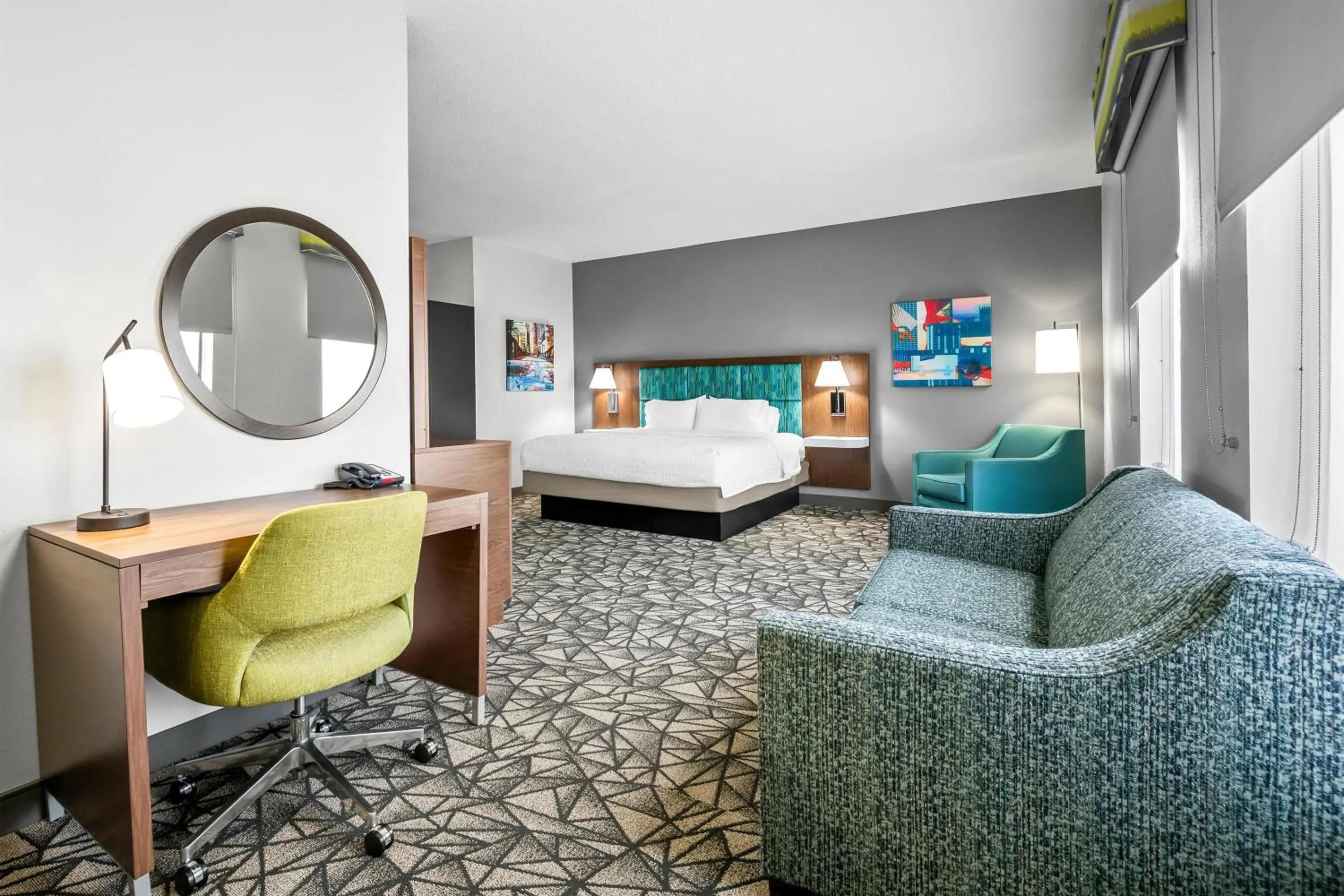 Living room, Bed in Hampton Inn Bloomington West