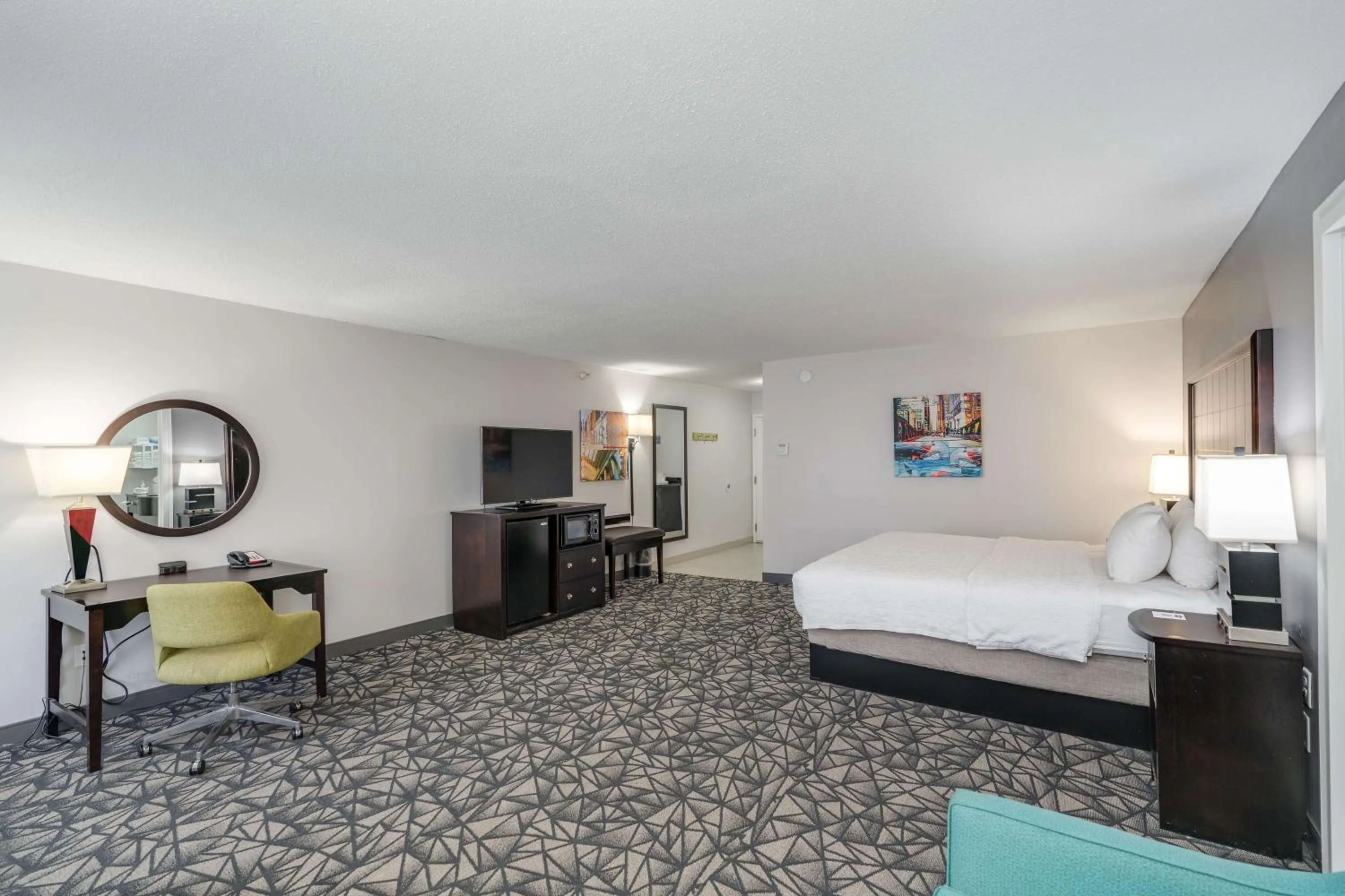Living room, Bed in Hampton Inn Bloomington West