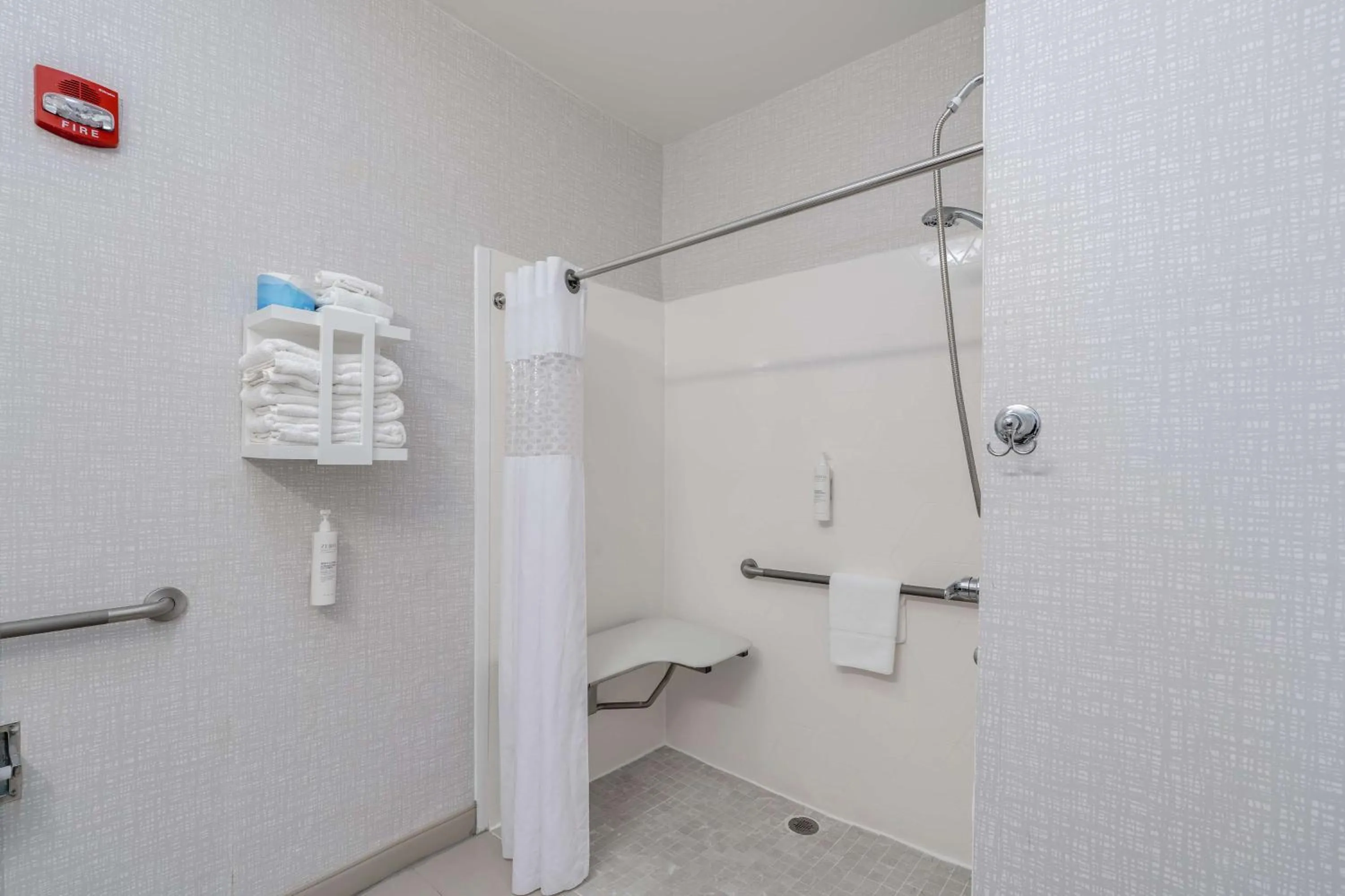 Bathroom in Hampton Inn Bloomington West