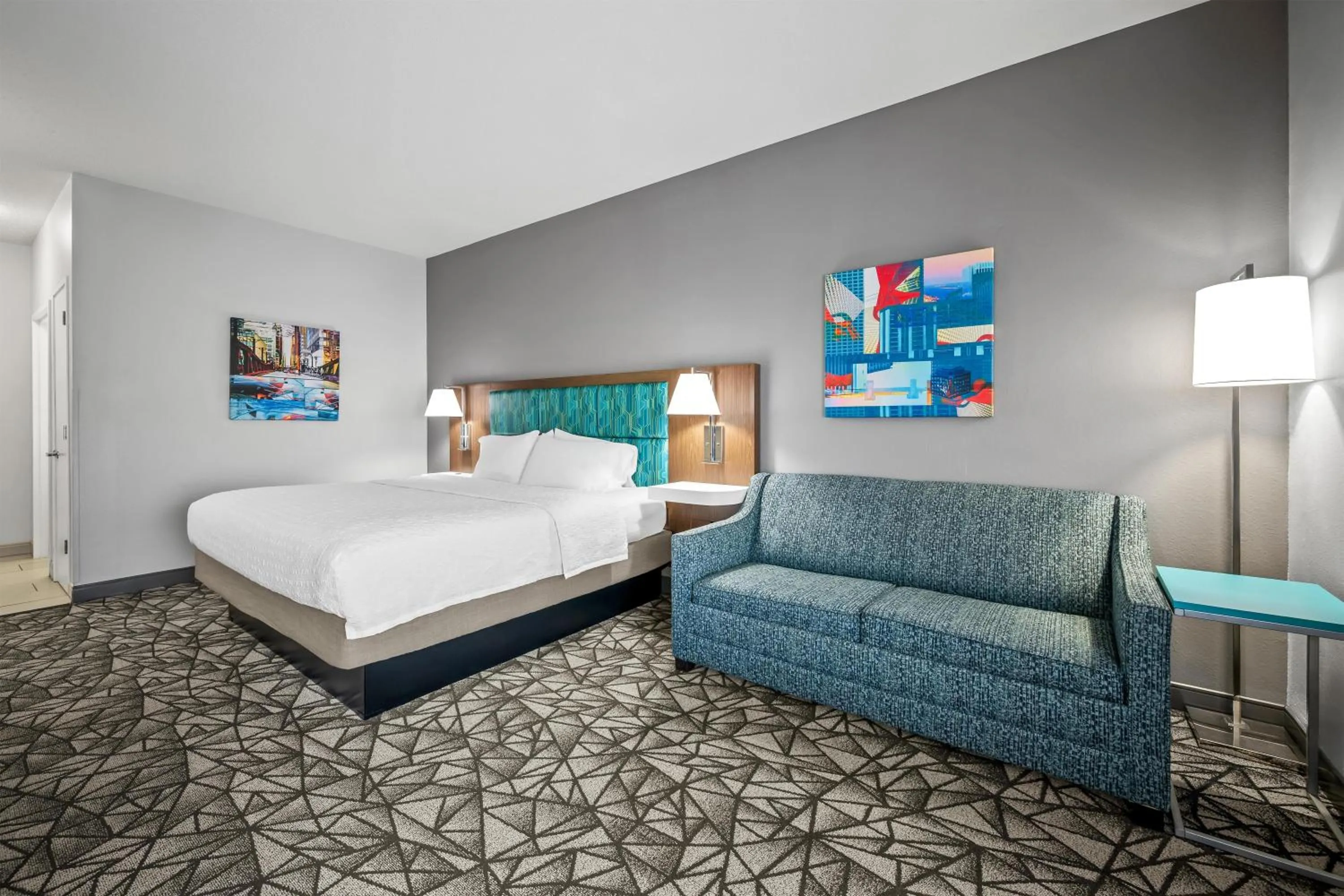 Living room, Bed in Hampton Inn Bloomington West