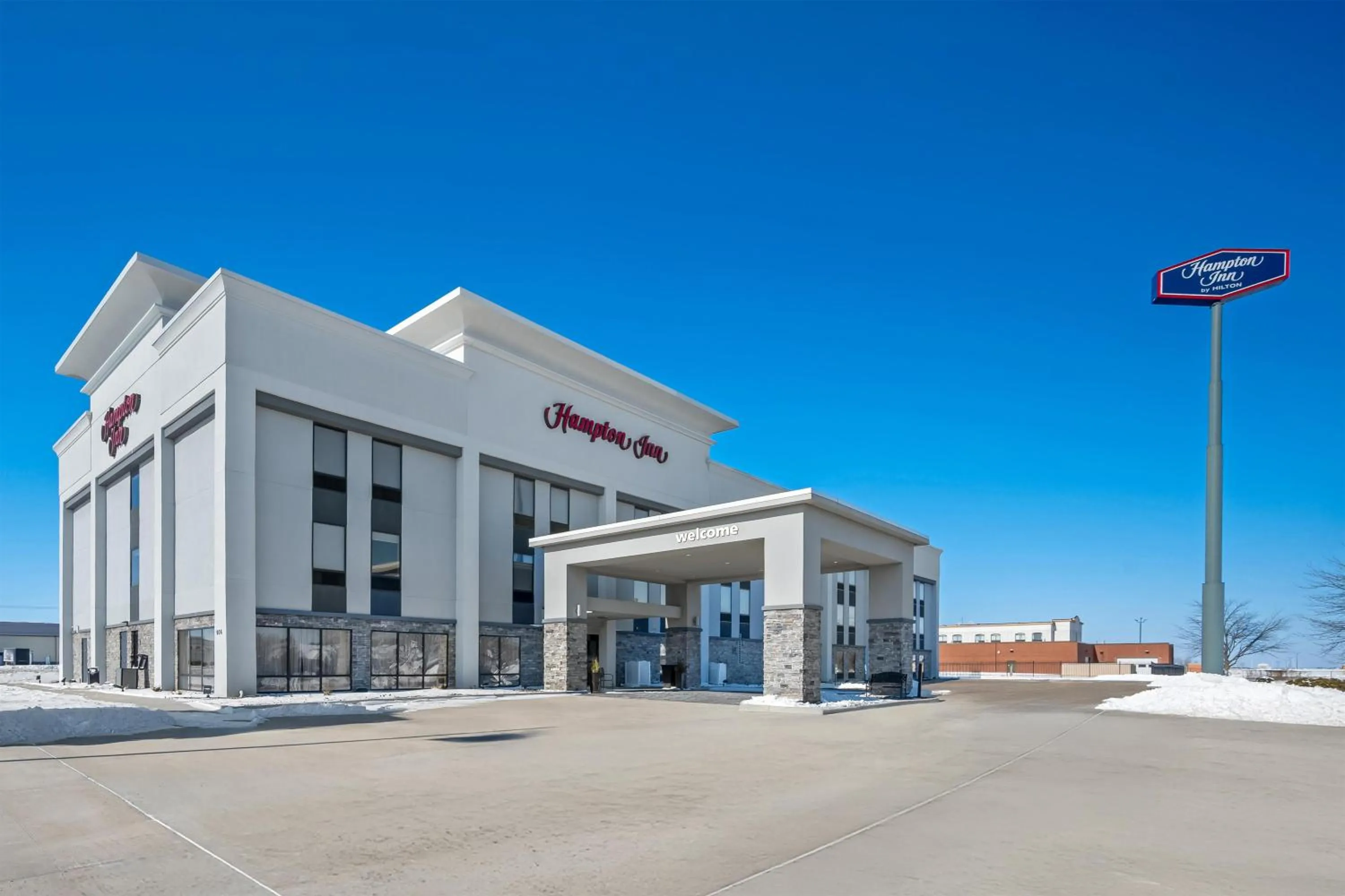 Property building in Hampton Inn Bloomington West