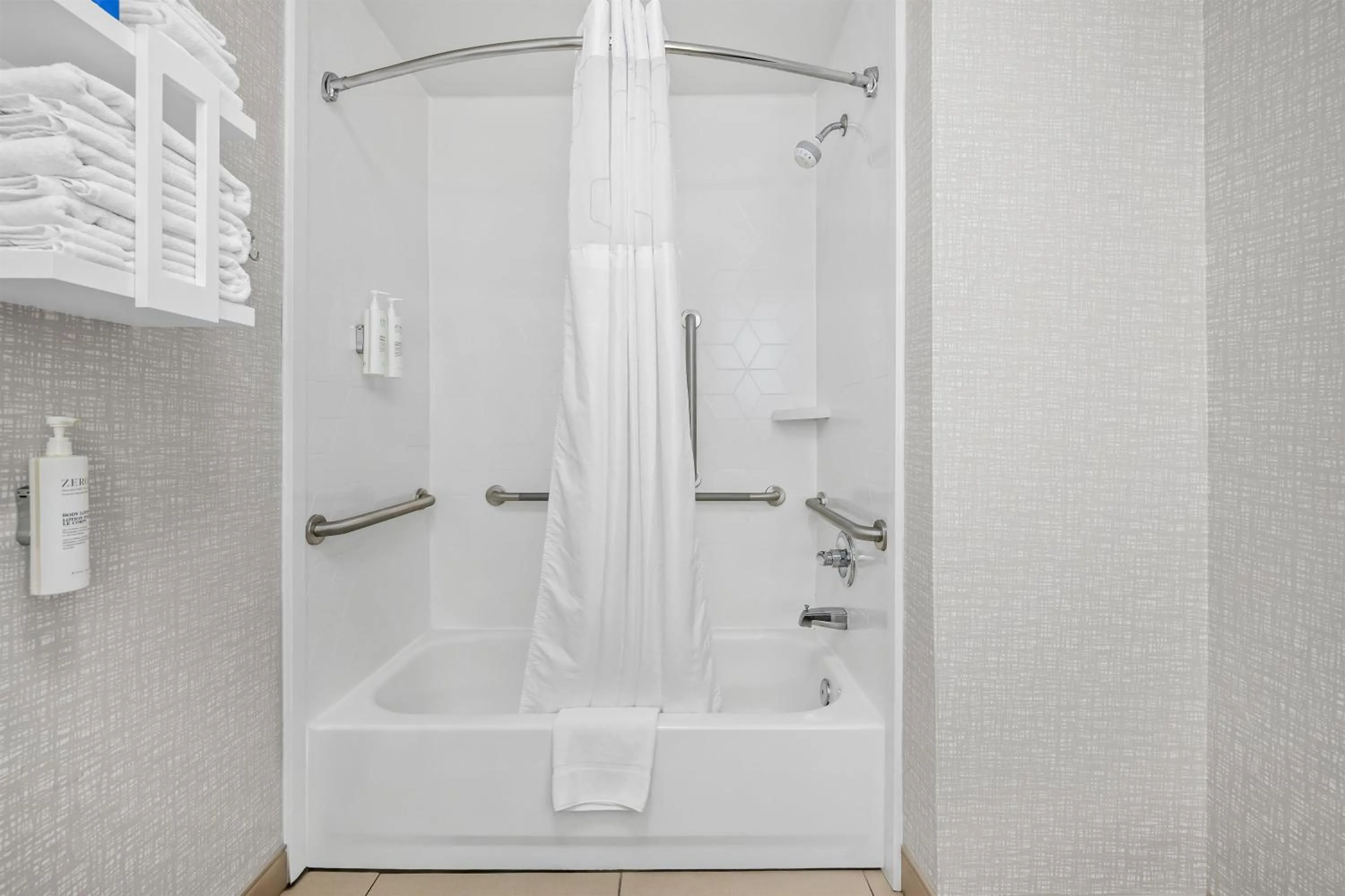 Bathroom in Hampton Inn Bloomington West