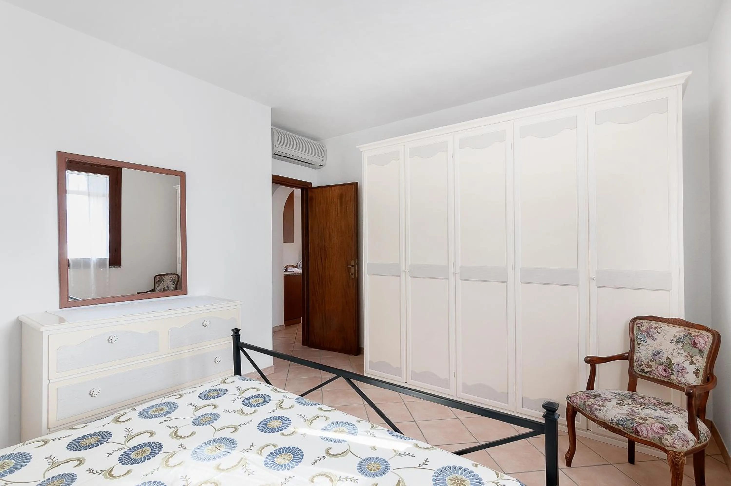 Bedroom, Bed in Primula 1