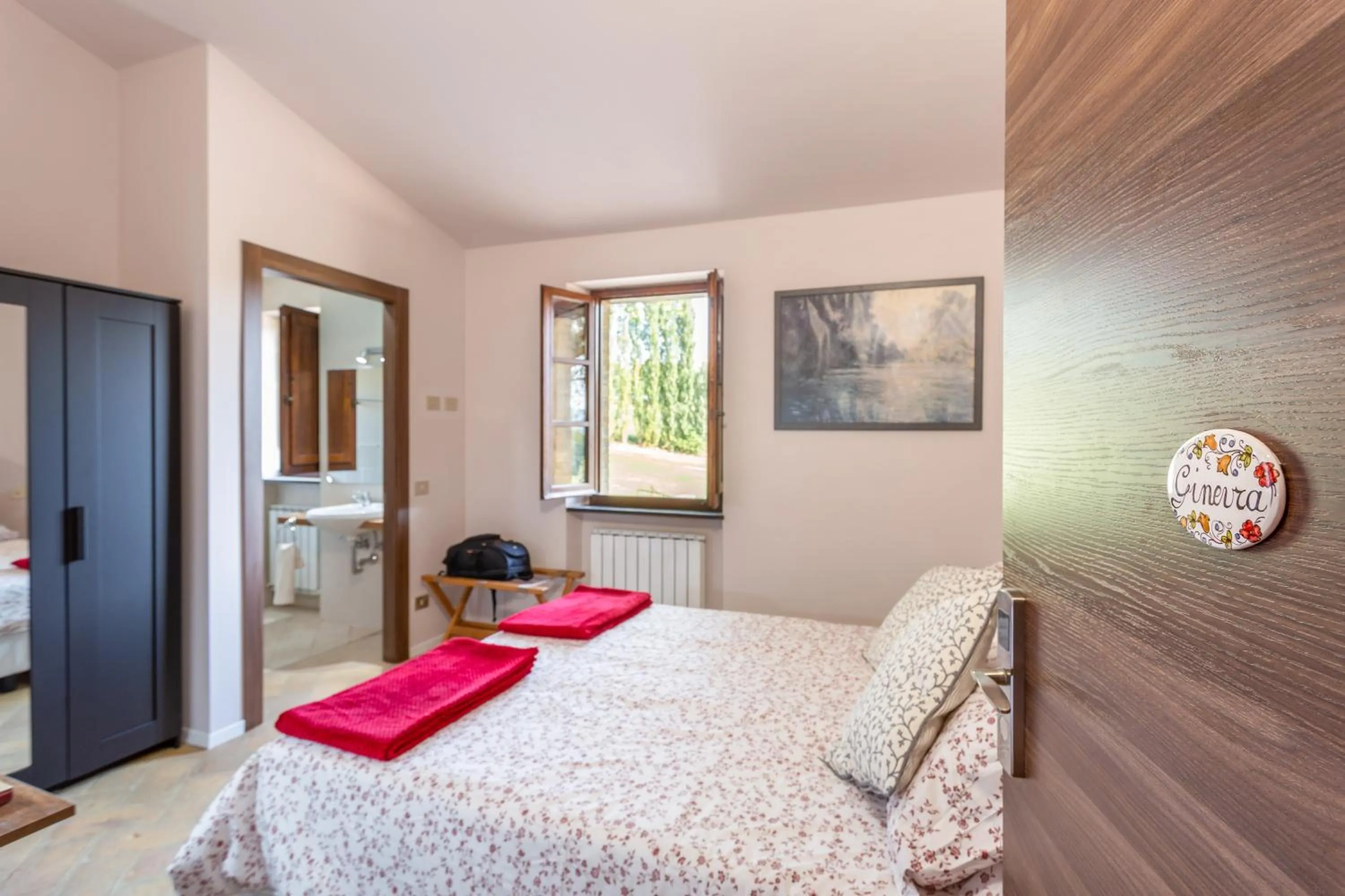 Bathroom, Bed in GH Borgo Pulciano Agriturismo