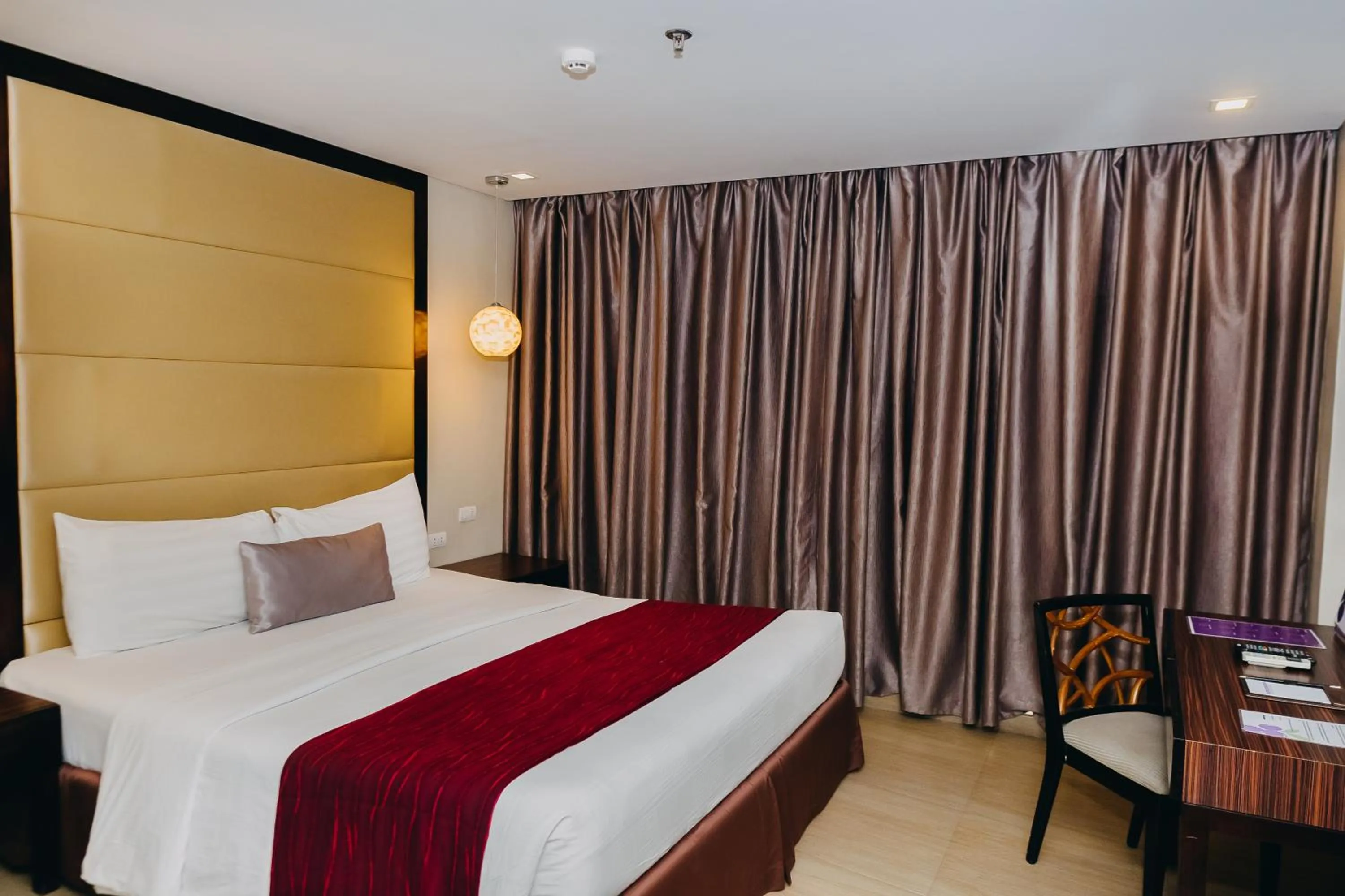 Bed in Goldberry Suites & Hotel Mactan