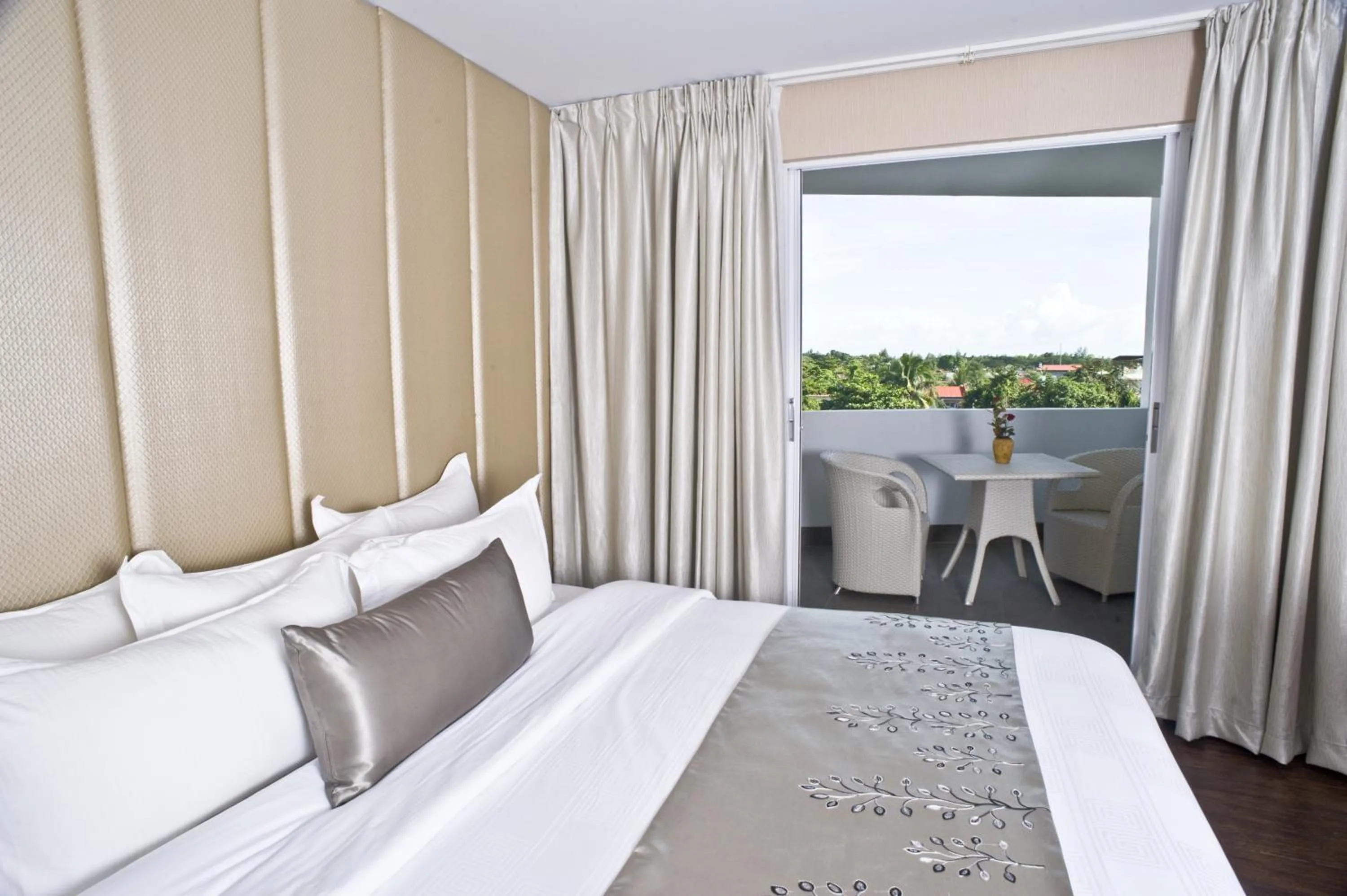 Deluxe Room in Goldberry Suites & Hotel Mactan