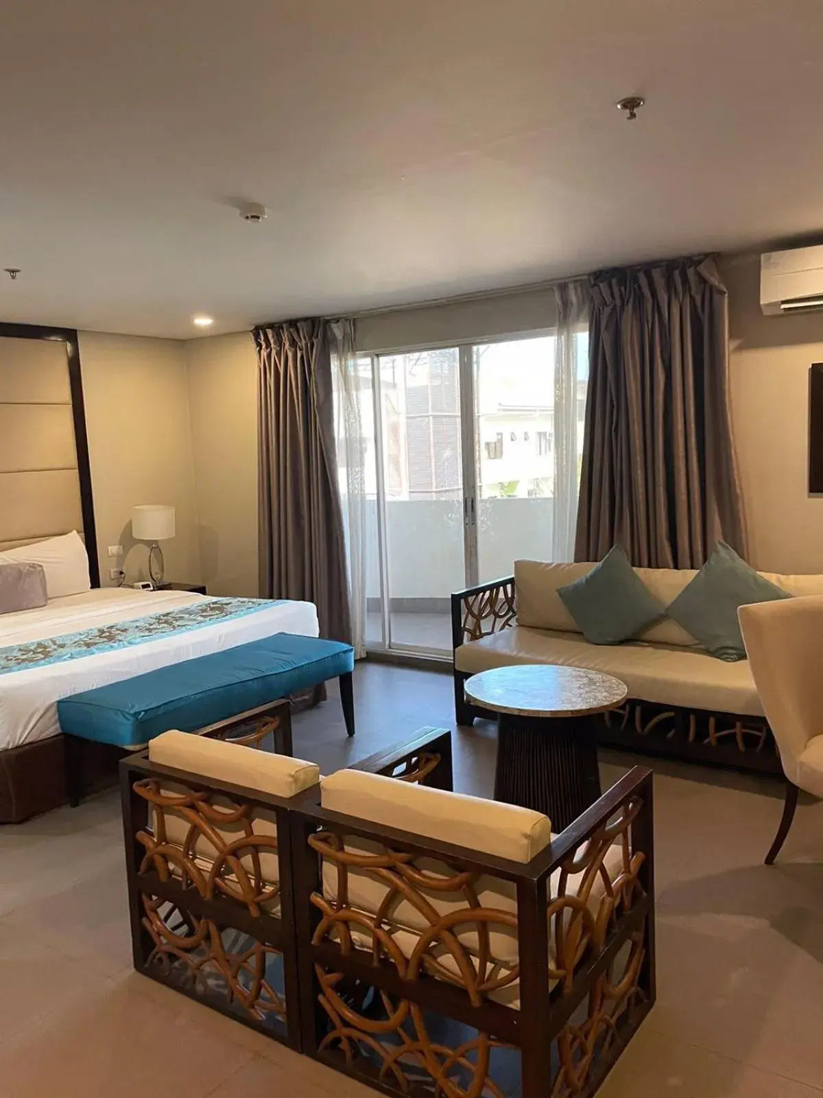 Deluxe Room in Goldberry Suites & Hotel Mactan Deluxe Room in Goldberry Suites & Hotel Mactan