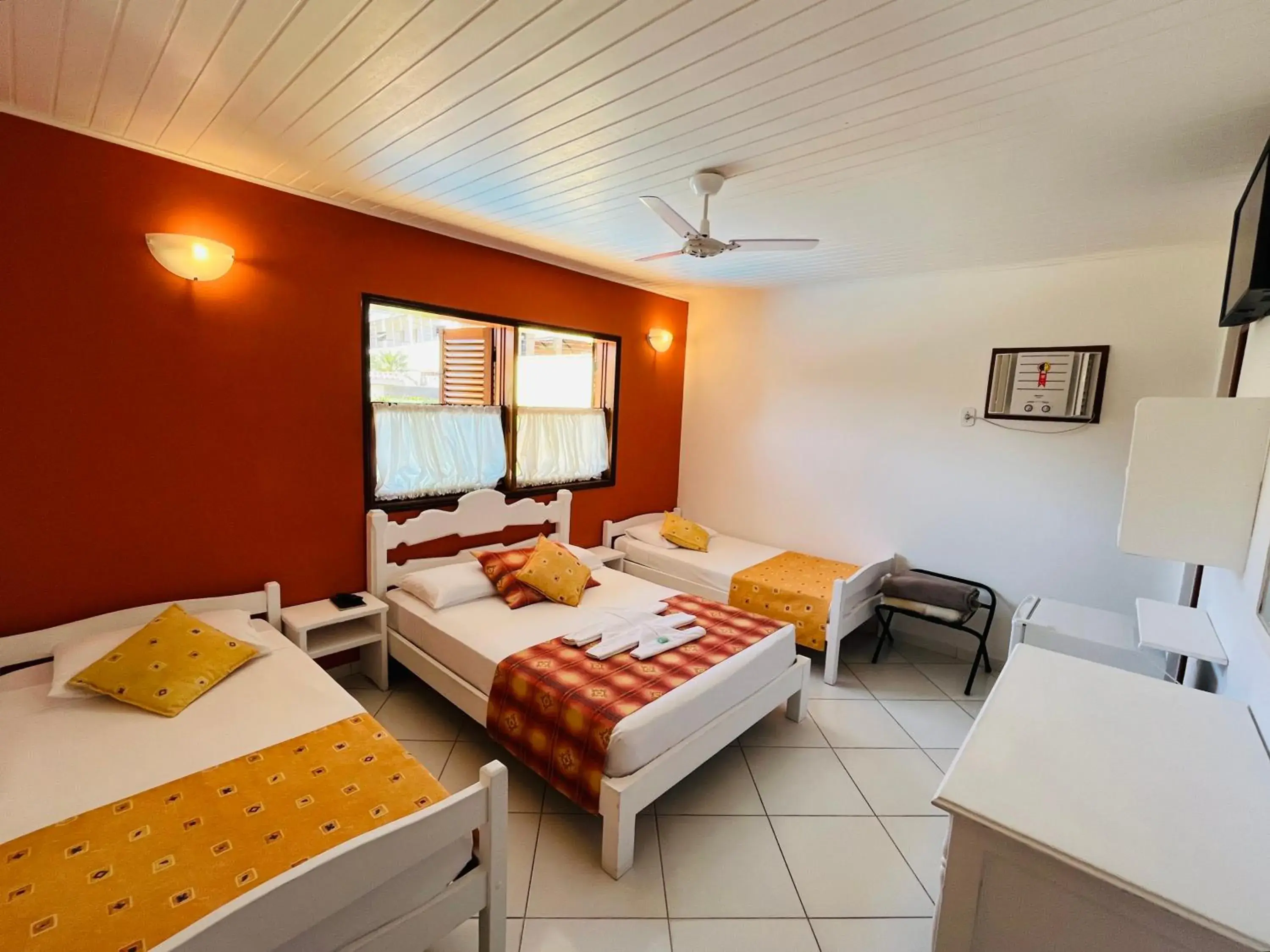 Quadruple Room in Pousada Canto dos Golfinhos Quadruple Room in Pousada Canto dos Golfinhos