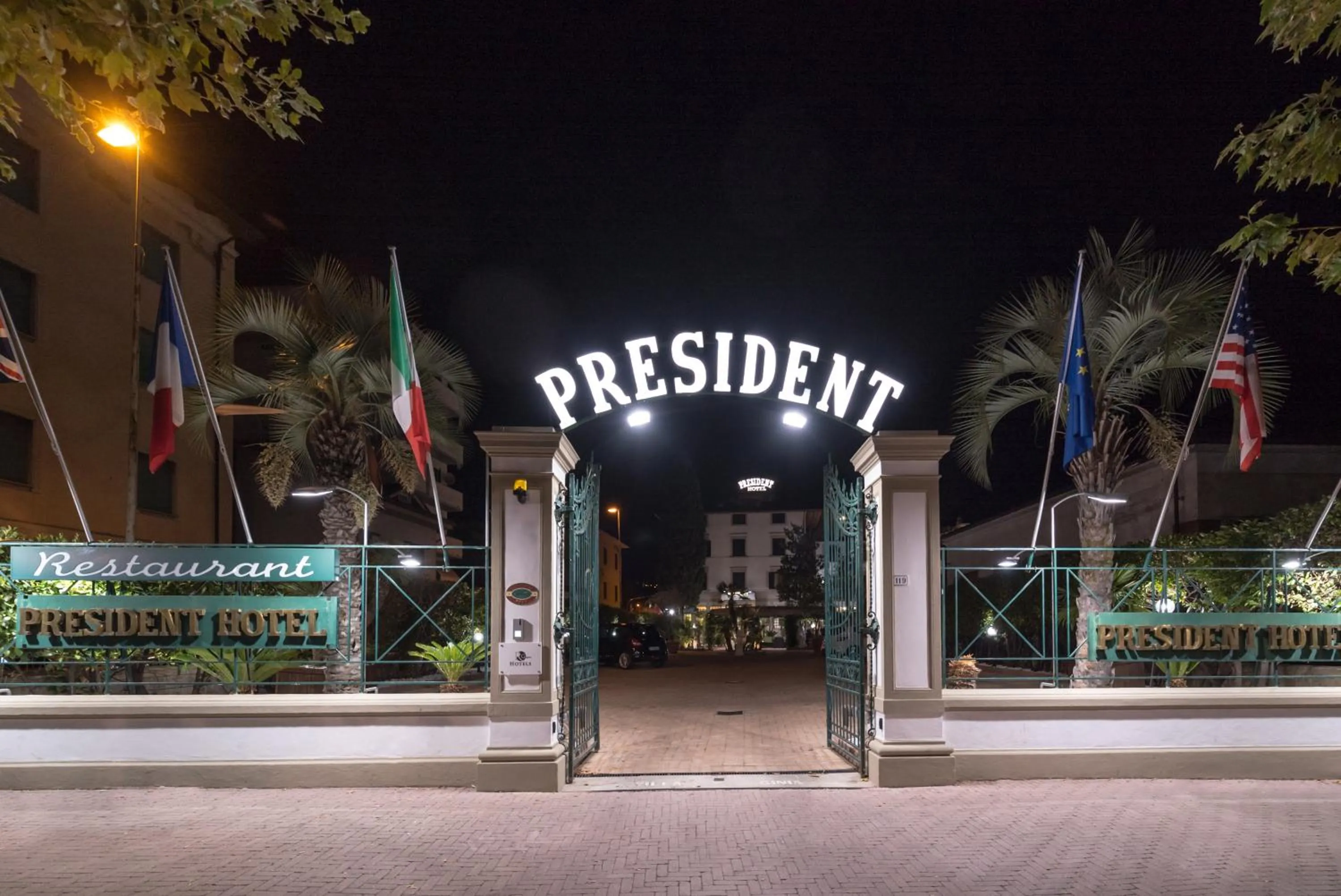 Facade/entrance in Hotel President