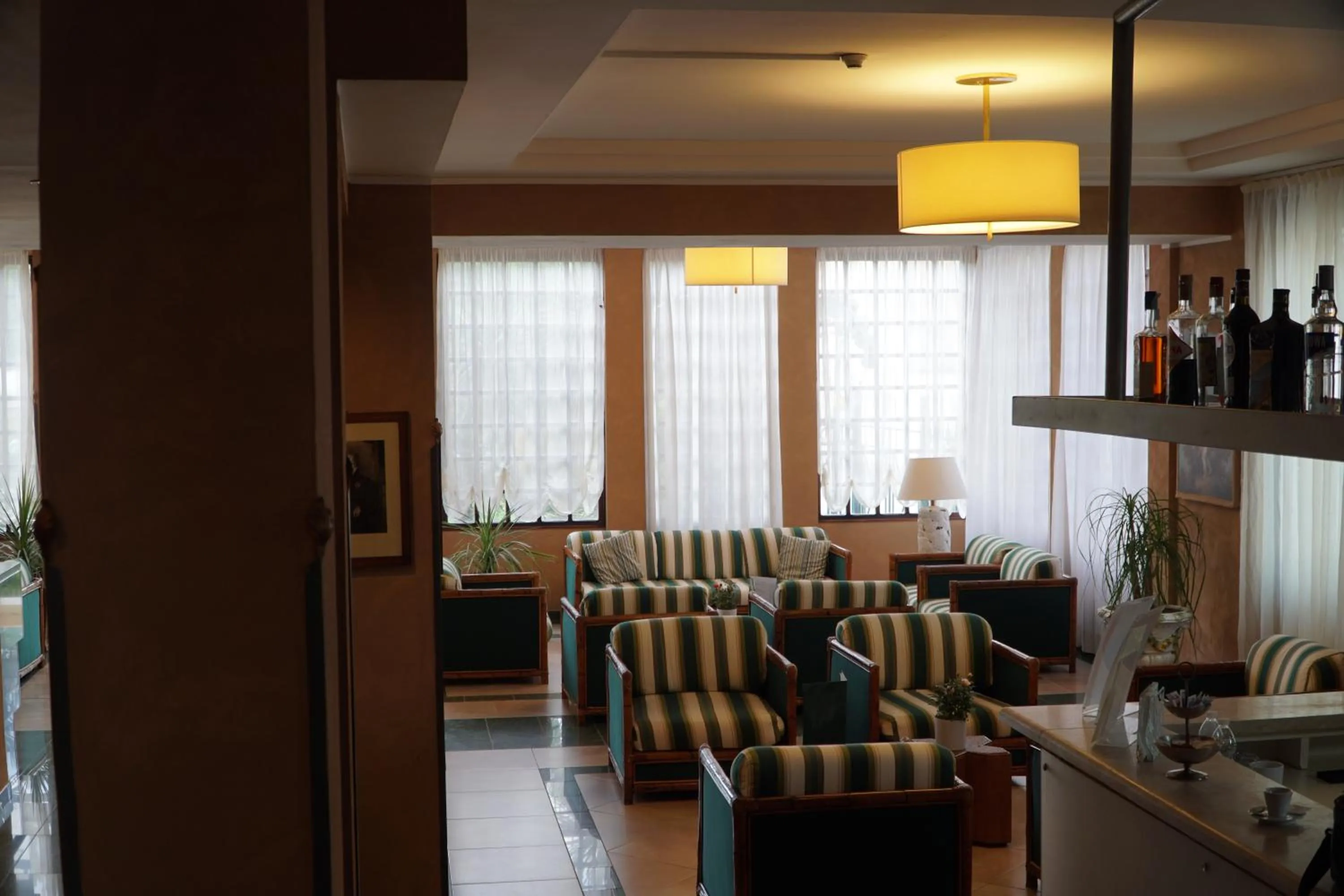 Restaurant/places to eat in Hotel President