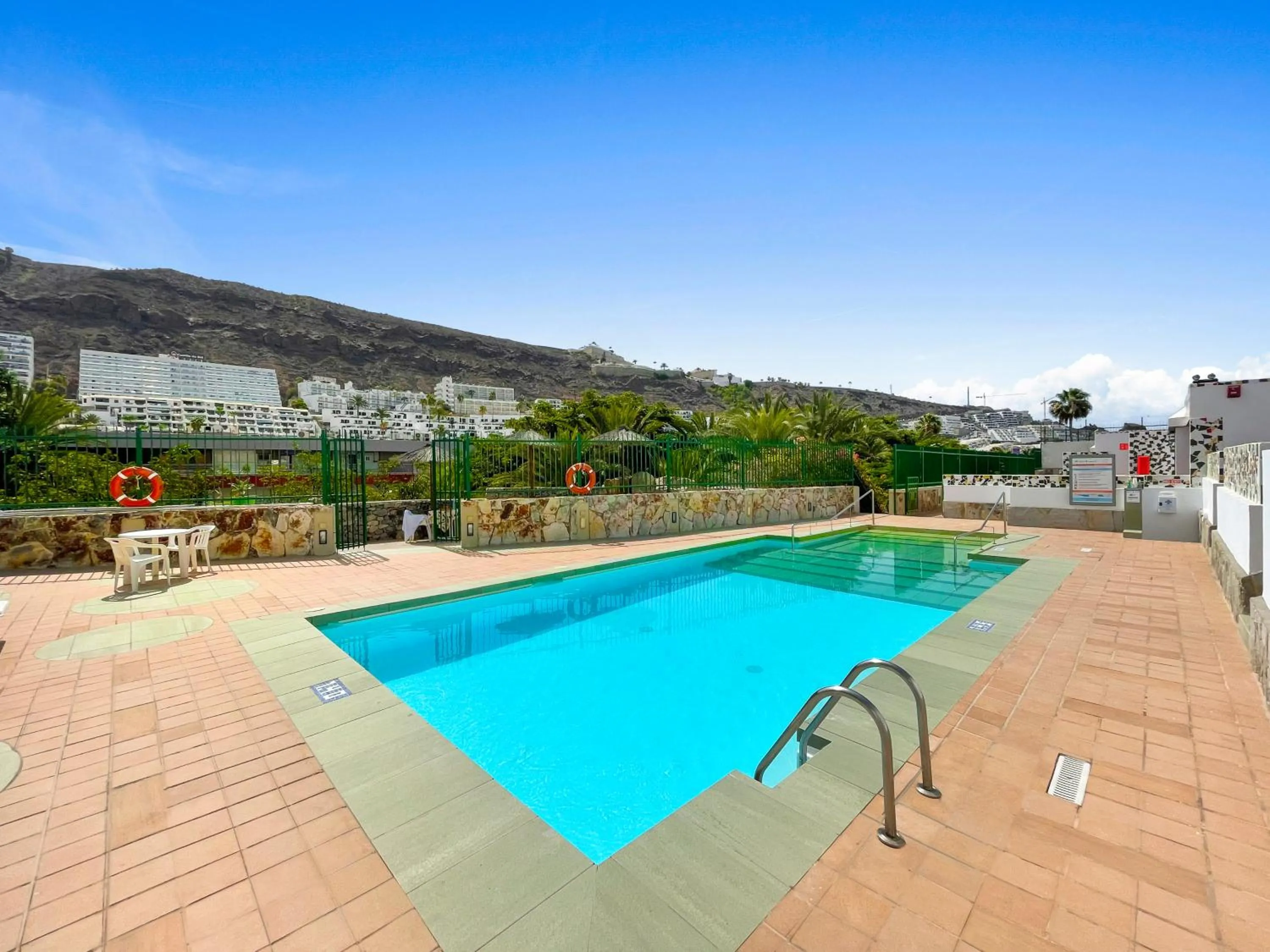 Swimming pool in Parque Raquel