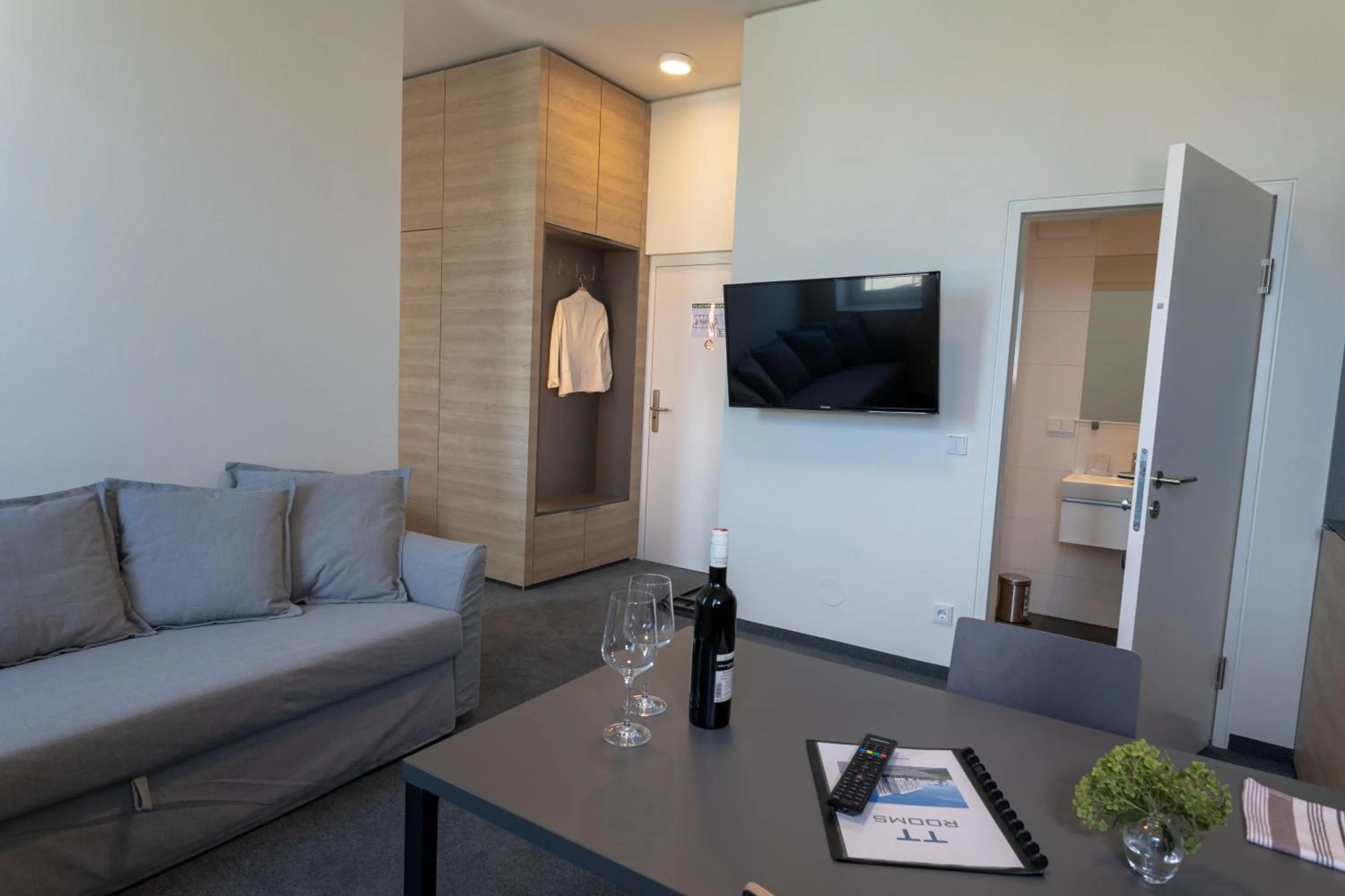 TV and multimedia in TT-ROOMS - kontaktlos mit Self Check-in I FREE PARKING