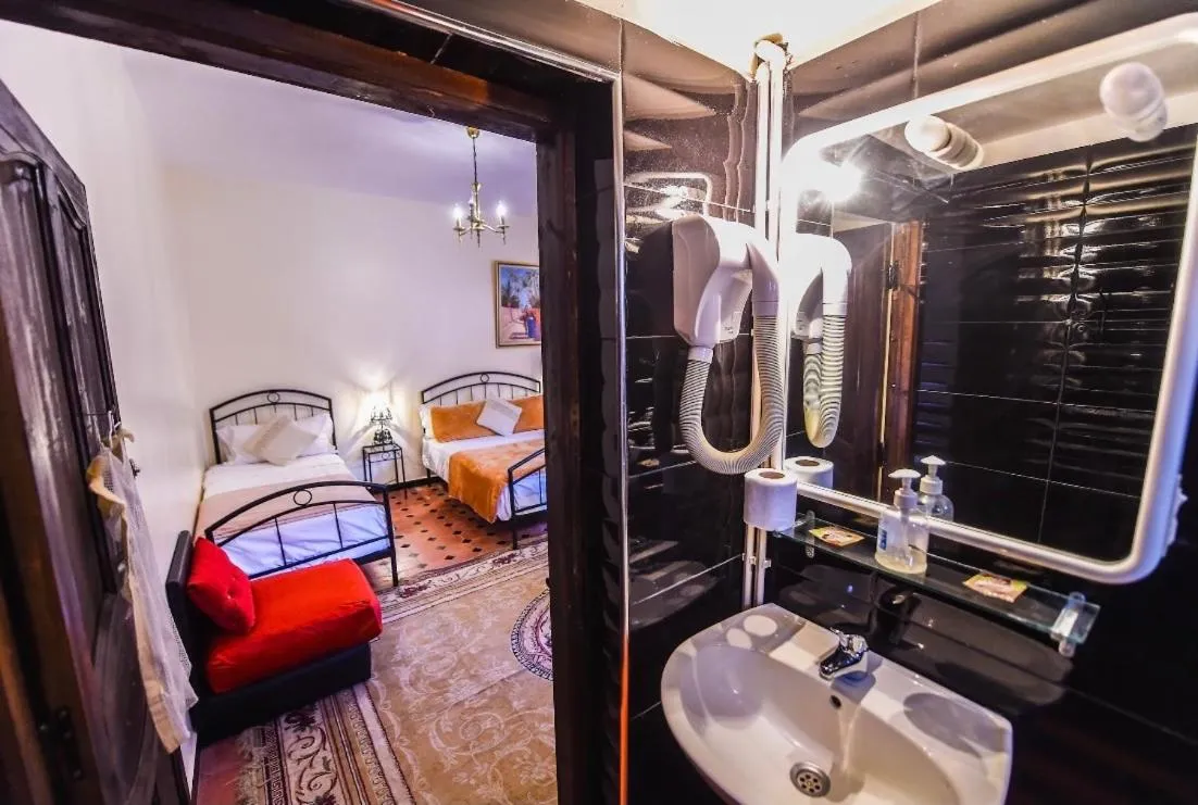 Shower, Bed in Riad Sephora