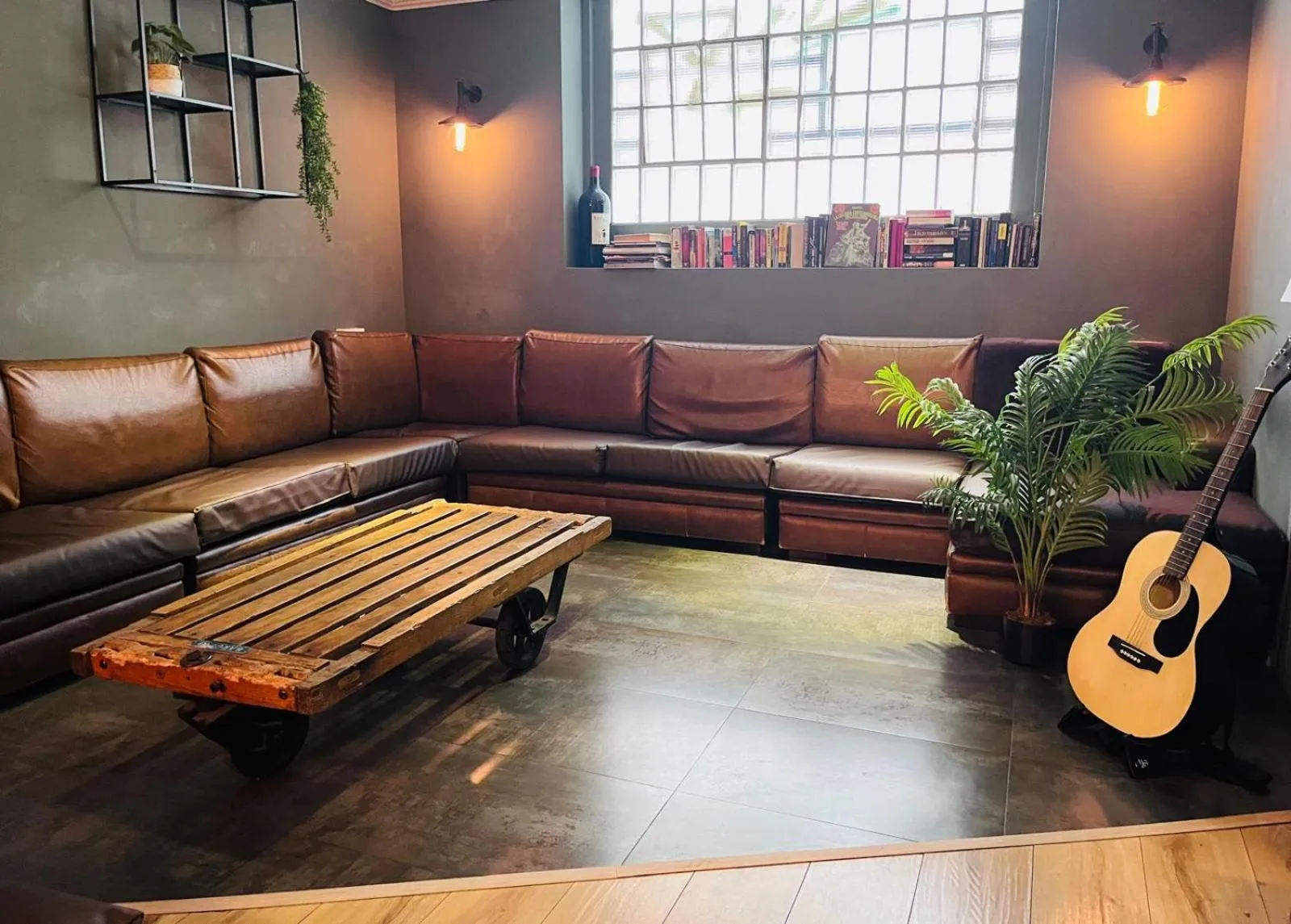 Communal lounge/ TV room in Black Swan Hostel