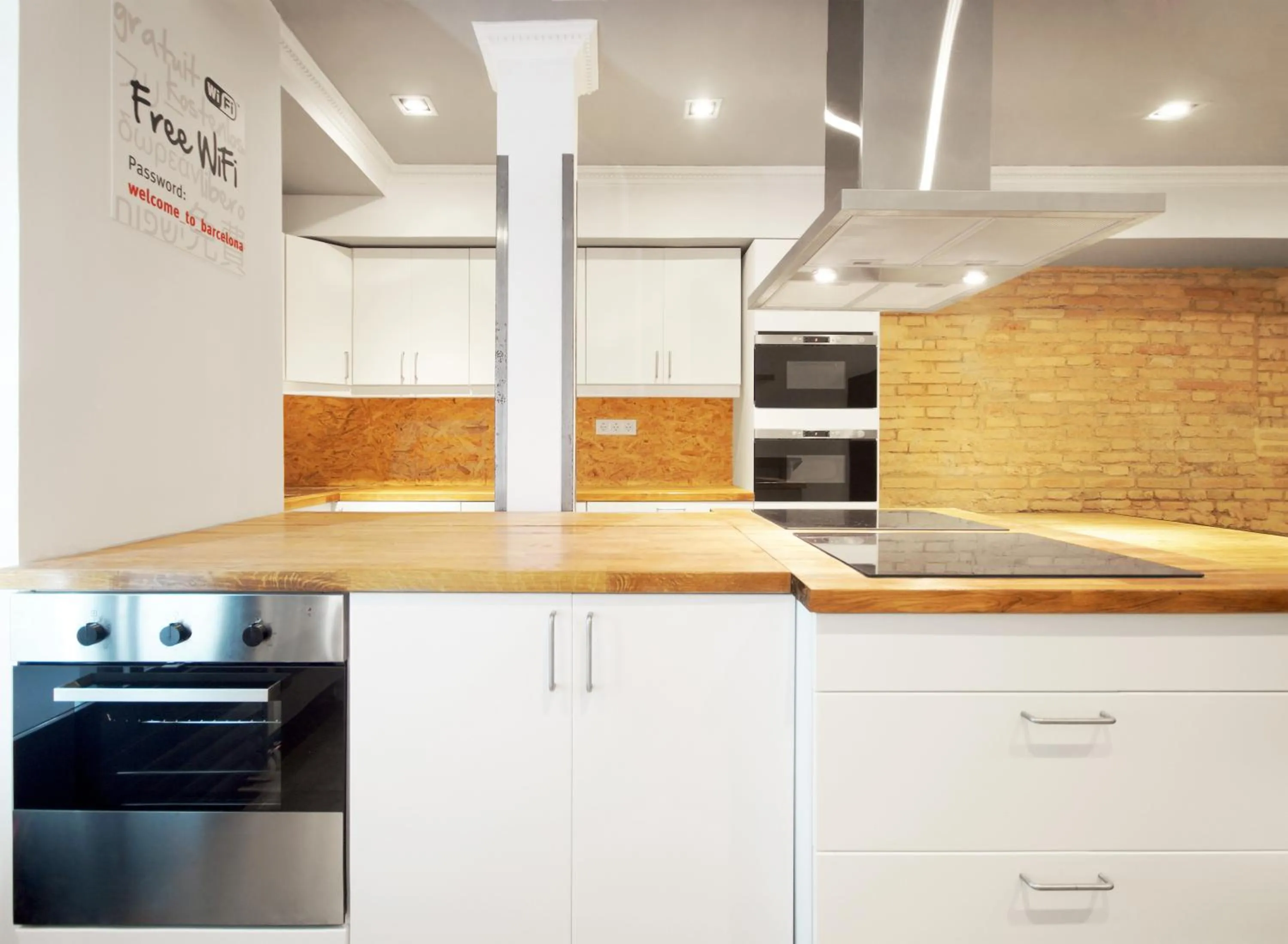 Kitchen or kitchenette in Black Swan Hostel