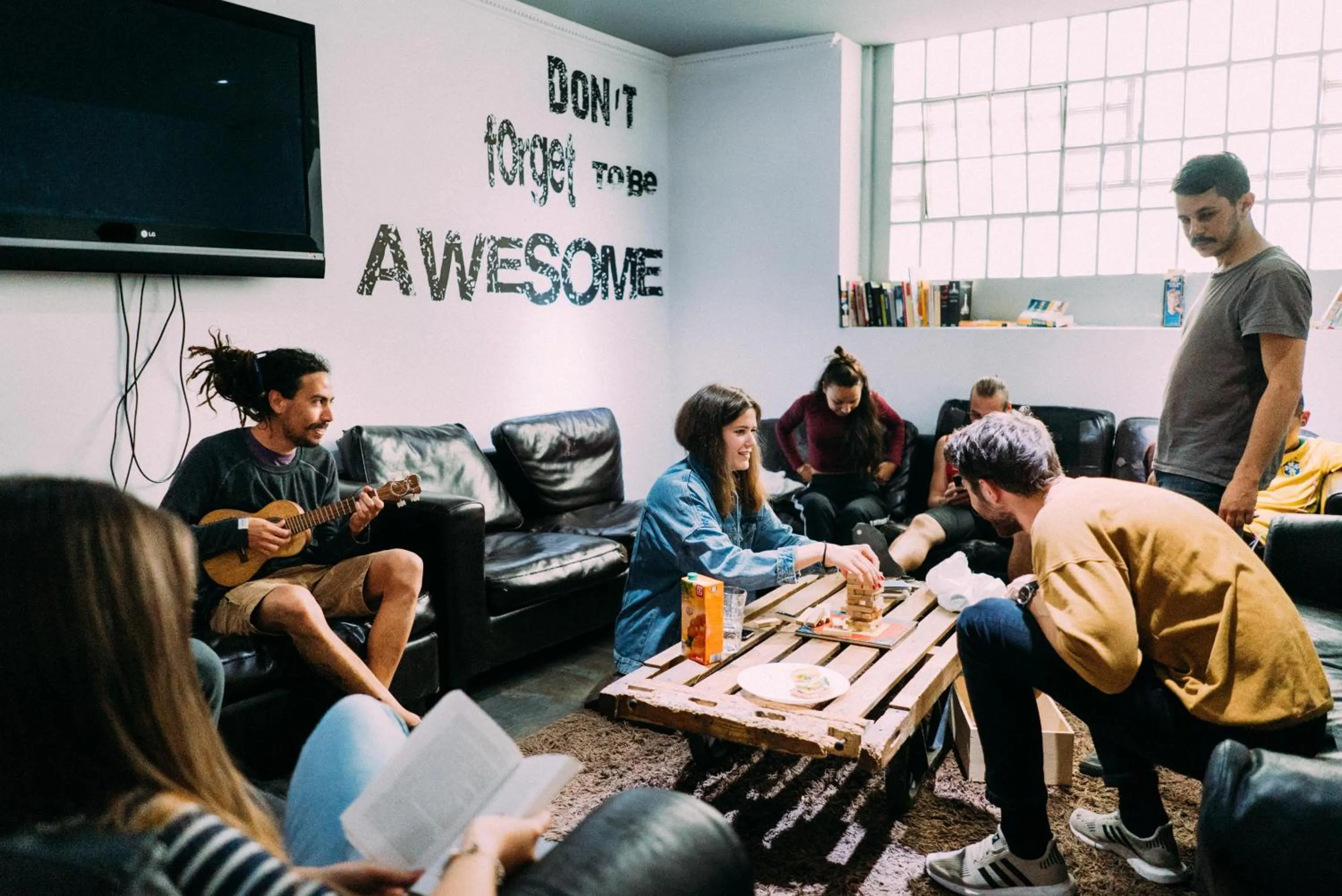 Communal lounge/ TV room in Black Swan Hostel