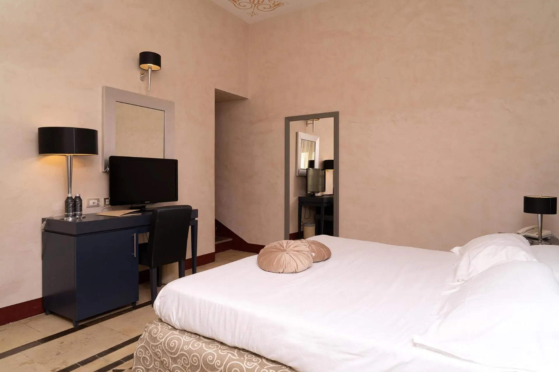 Photo of the whole room, Bed in De Stefano Palace Luxury Hotel