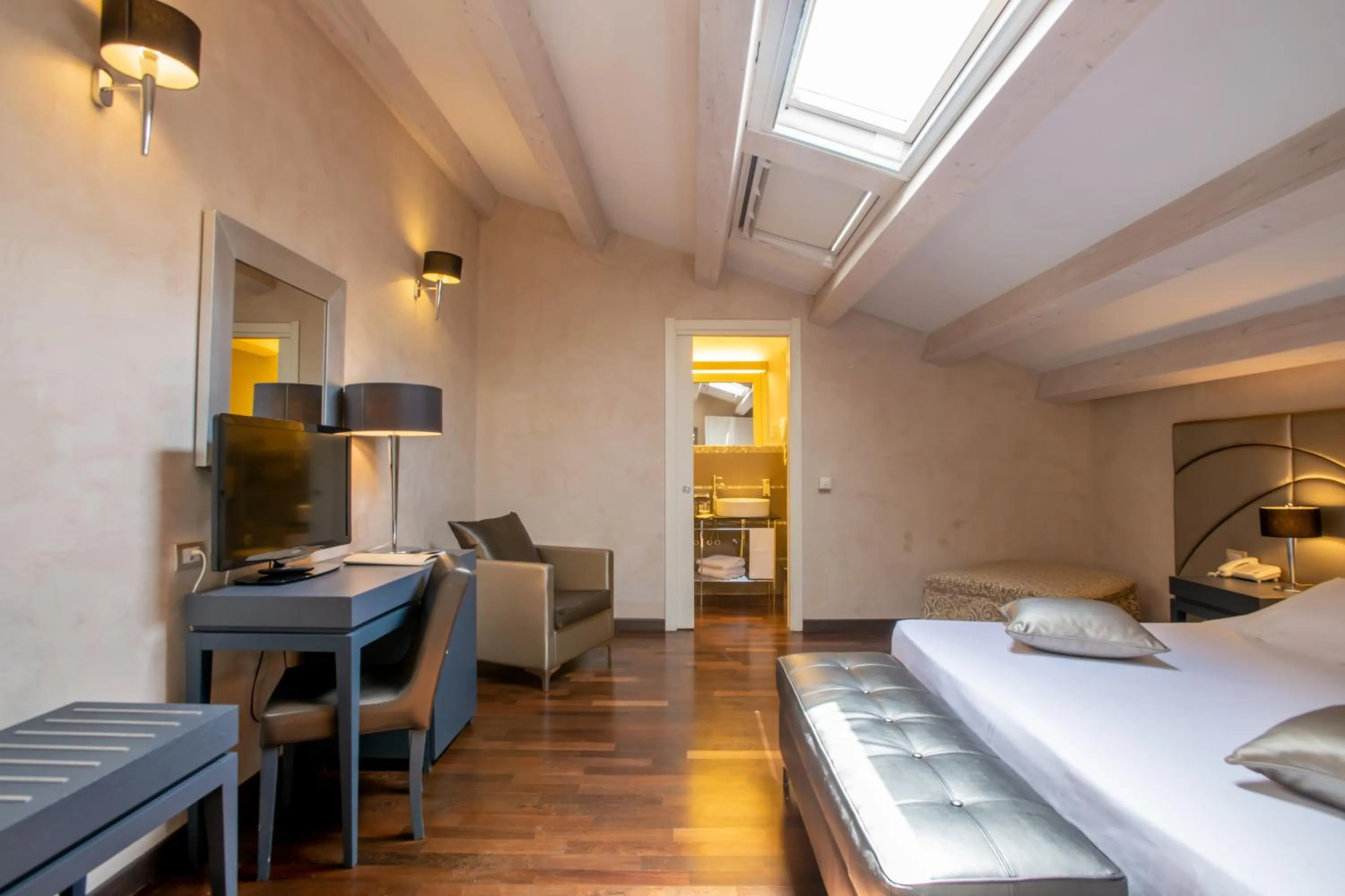 Photo of the whole room, Bed in De Stefano Palace Luxury Hotel