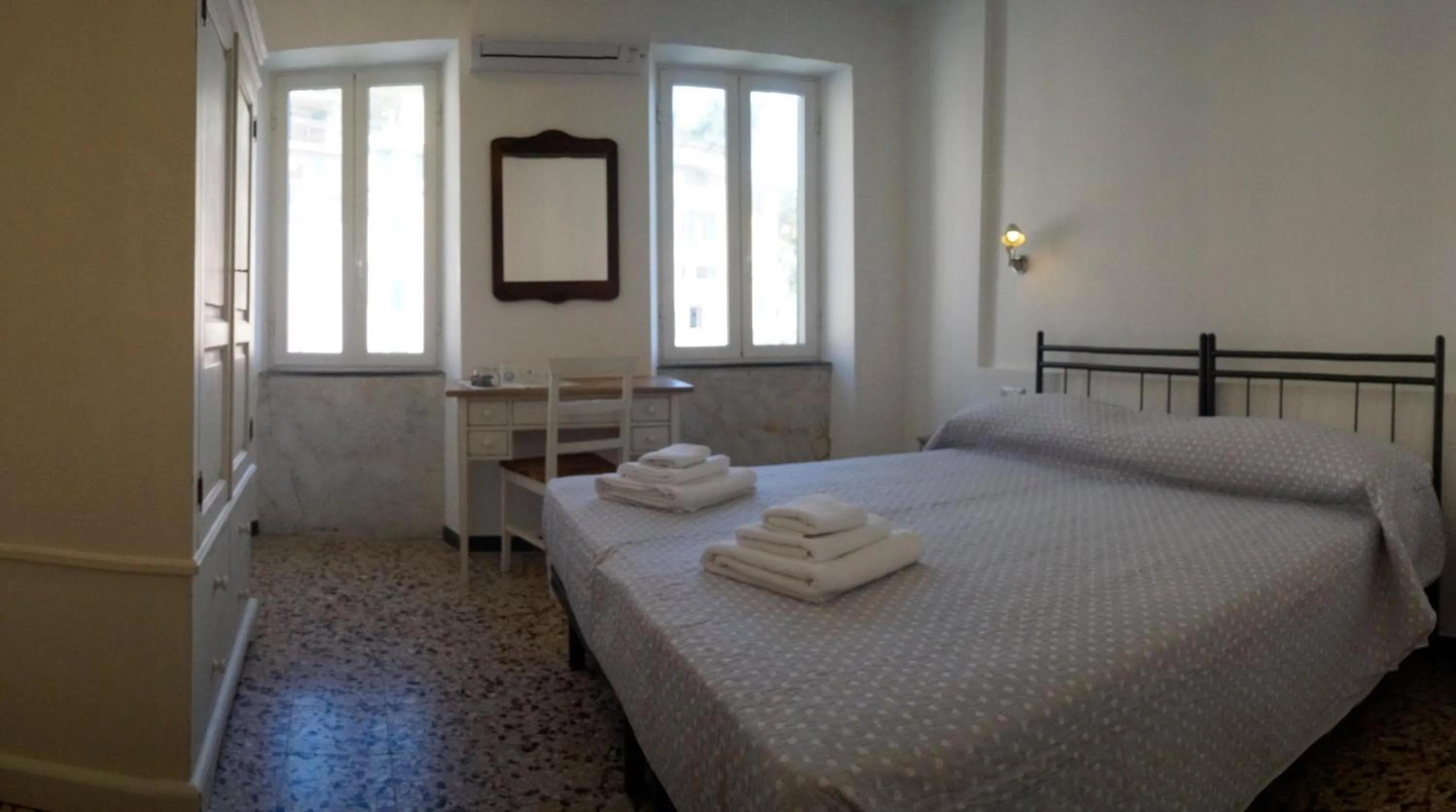 Photo of the whole room, Bed in Scorci Di Mare