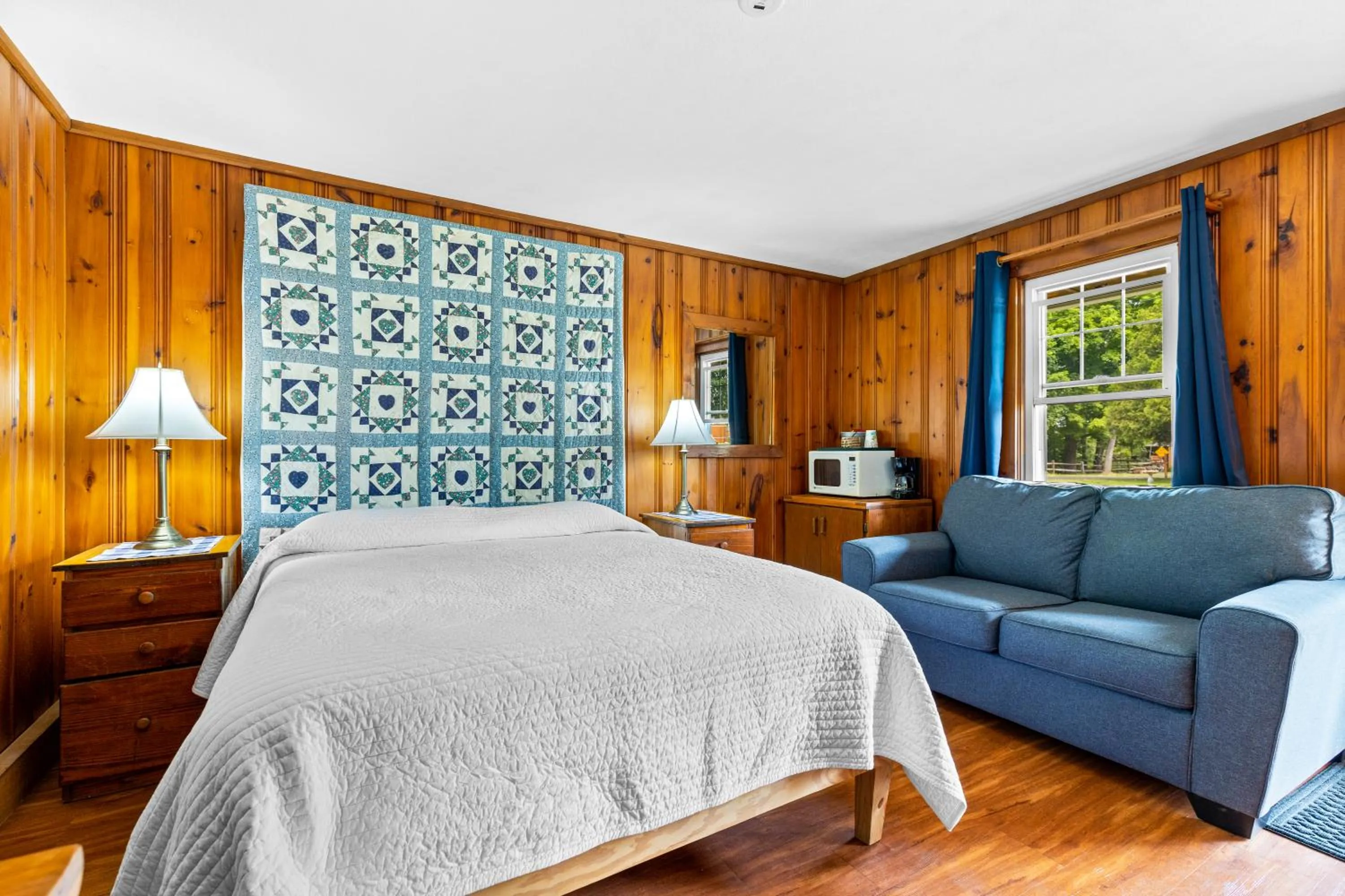 Bed in Lakeview on the Lake