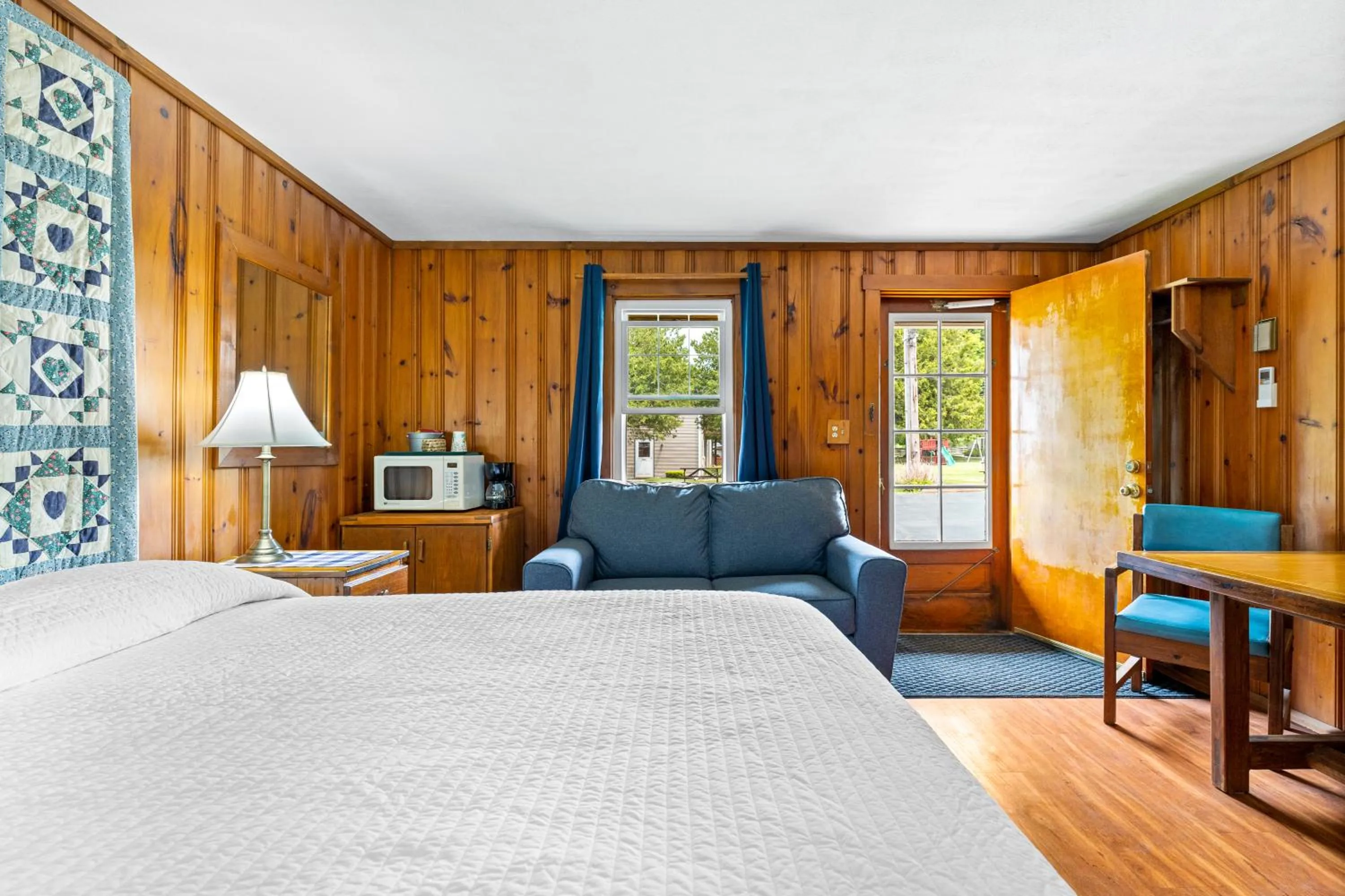 Bed in Lakeview on the Lake