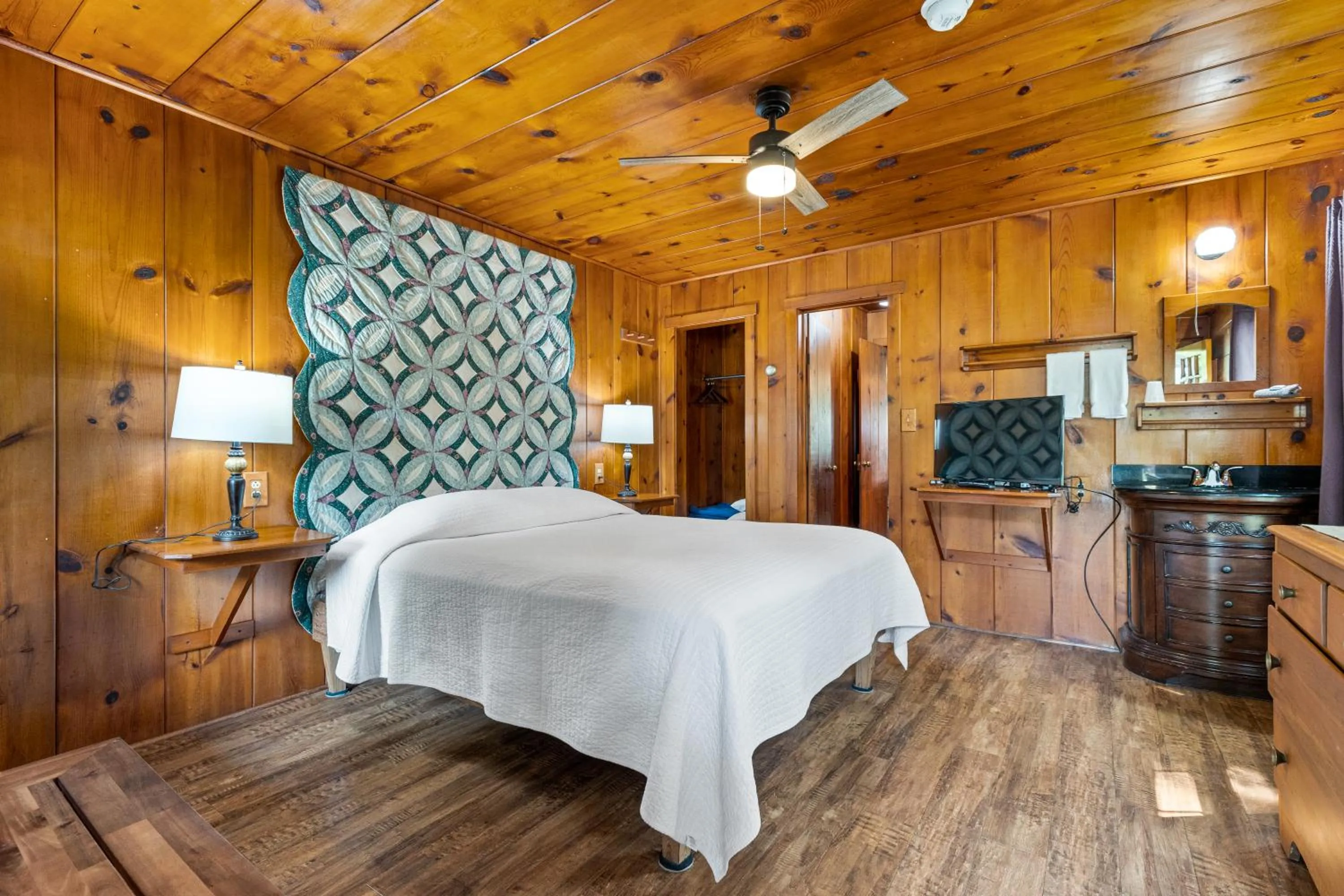 Bed in Lakeview on the Lake